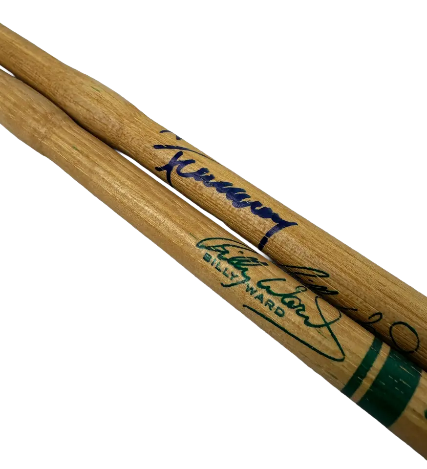 announcements/04f8dd49-d05b-40a7-860a-69d591f95105/1789506767085-par-de-baquetas-promark-millenium-autografado-ace-frehley-2.webp