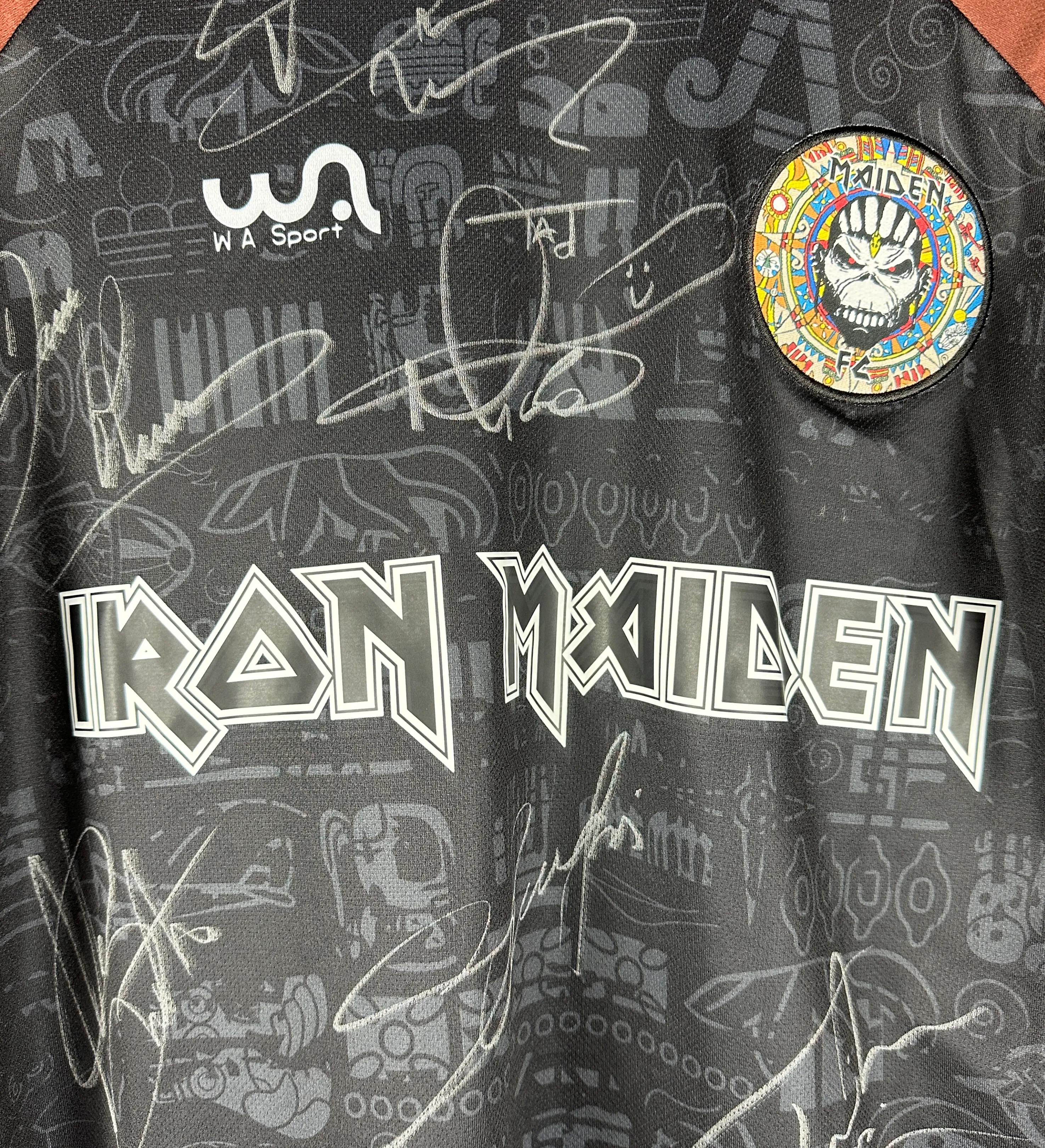 Camisa Iron Maiden 15 The Book of Souls Autografada por Toda a Banda — imagem 4 de 4
