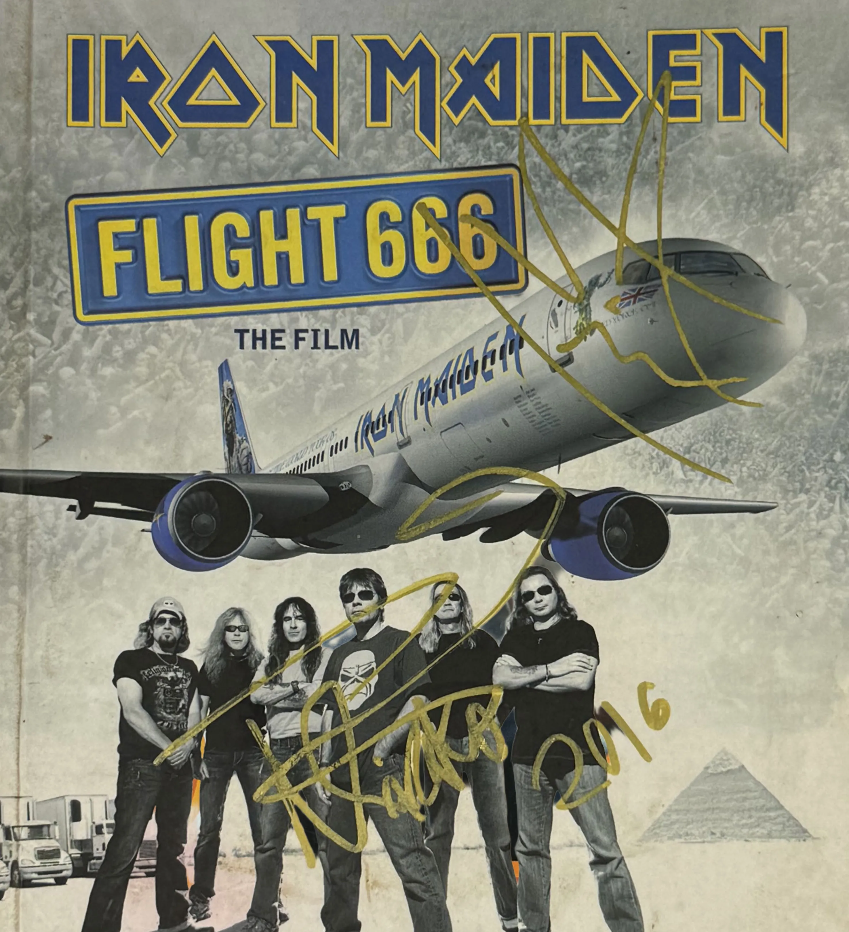 Double DVD – Iron Maiden – Flight 666: The Film – 2009 – Signed by Nicko McBrain and Janick Gers – 2016 Tour in São Paulo – Includes Authenticity Photo with the Musicians — imagem 2 de 3