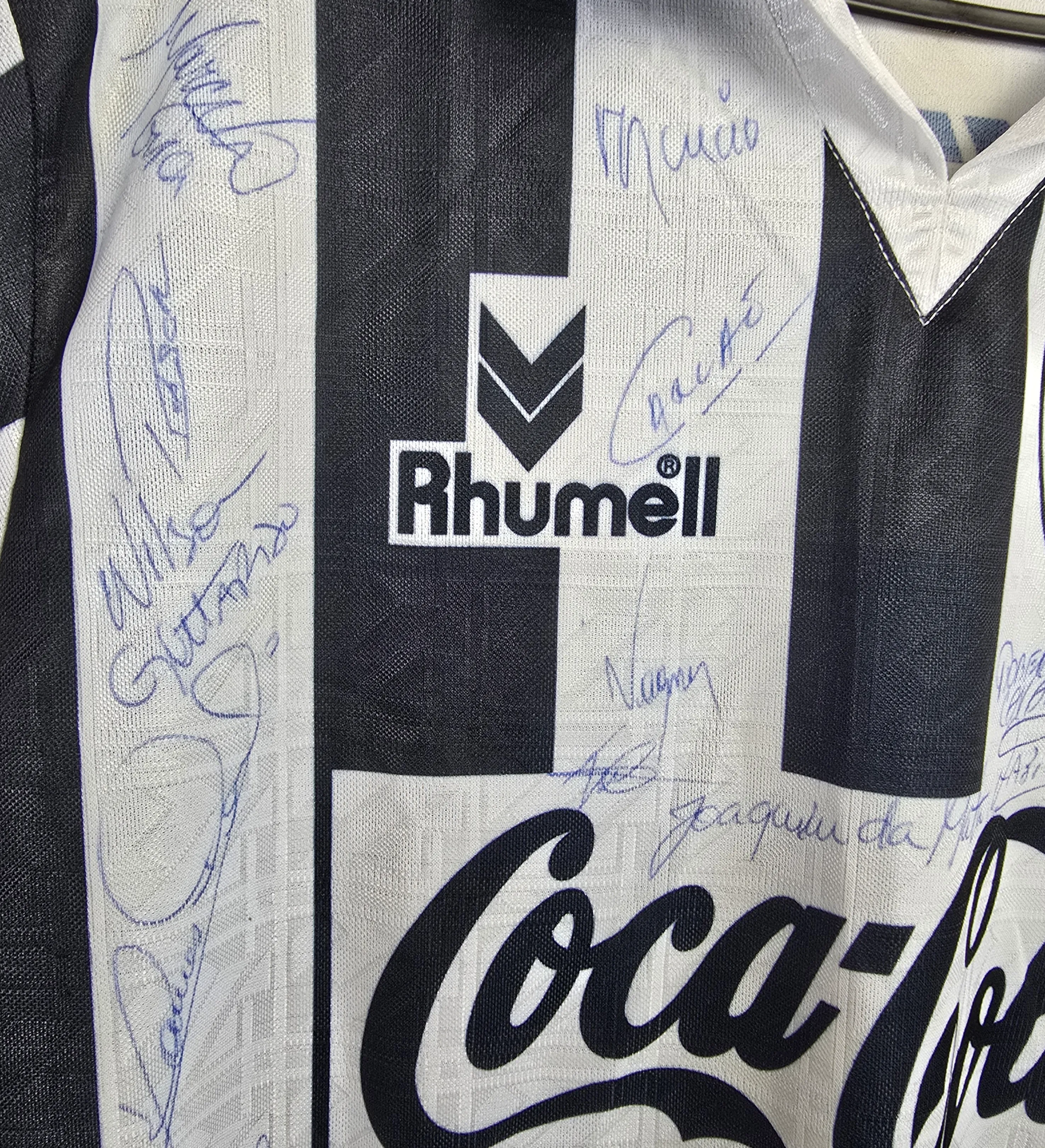 CAMISETA DE JUEGO BOTAFOGO 1994 #7 PINTADO – AUTOGRAFIADA POR EL PLANTEL DE LA ÉPOCA INCLUYENDO A WAGNER, GOTTARDO, EDUARDO CACHAÇA, PERIVALDO, ROBERTO CAVALO, CARLÃO, ETC... AUTÓGRAFOS ORIGINALES DE LA ÉPOCA DE LA CAMISETA — imagem 3 de 3