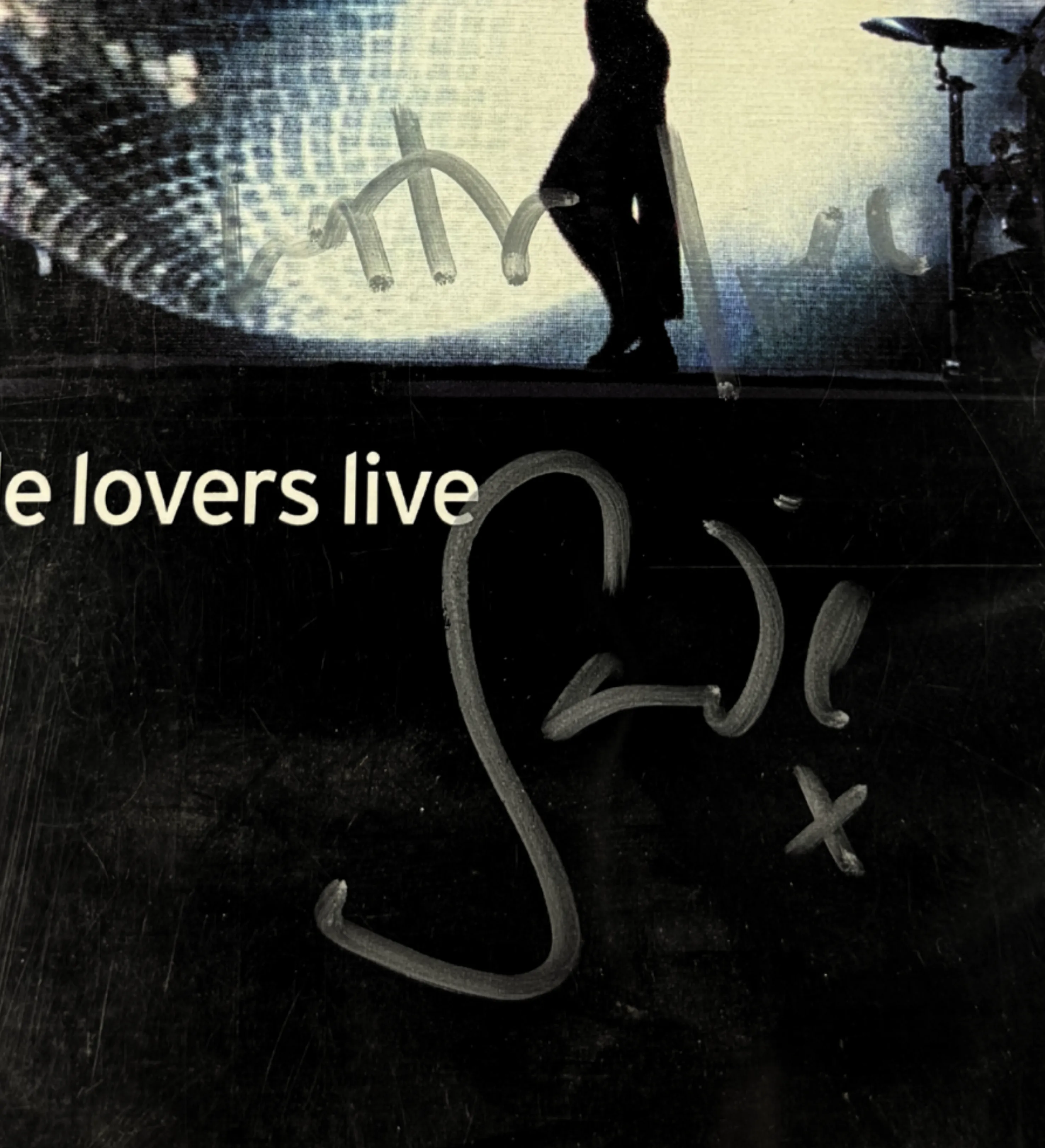 DVD – Sade – Lovers Live (2002) – Autografado pela Cantora na Turnê “Sade Live” – HSBC Arena/RJ 2011 — imagem 3 de 3