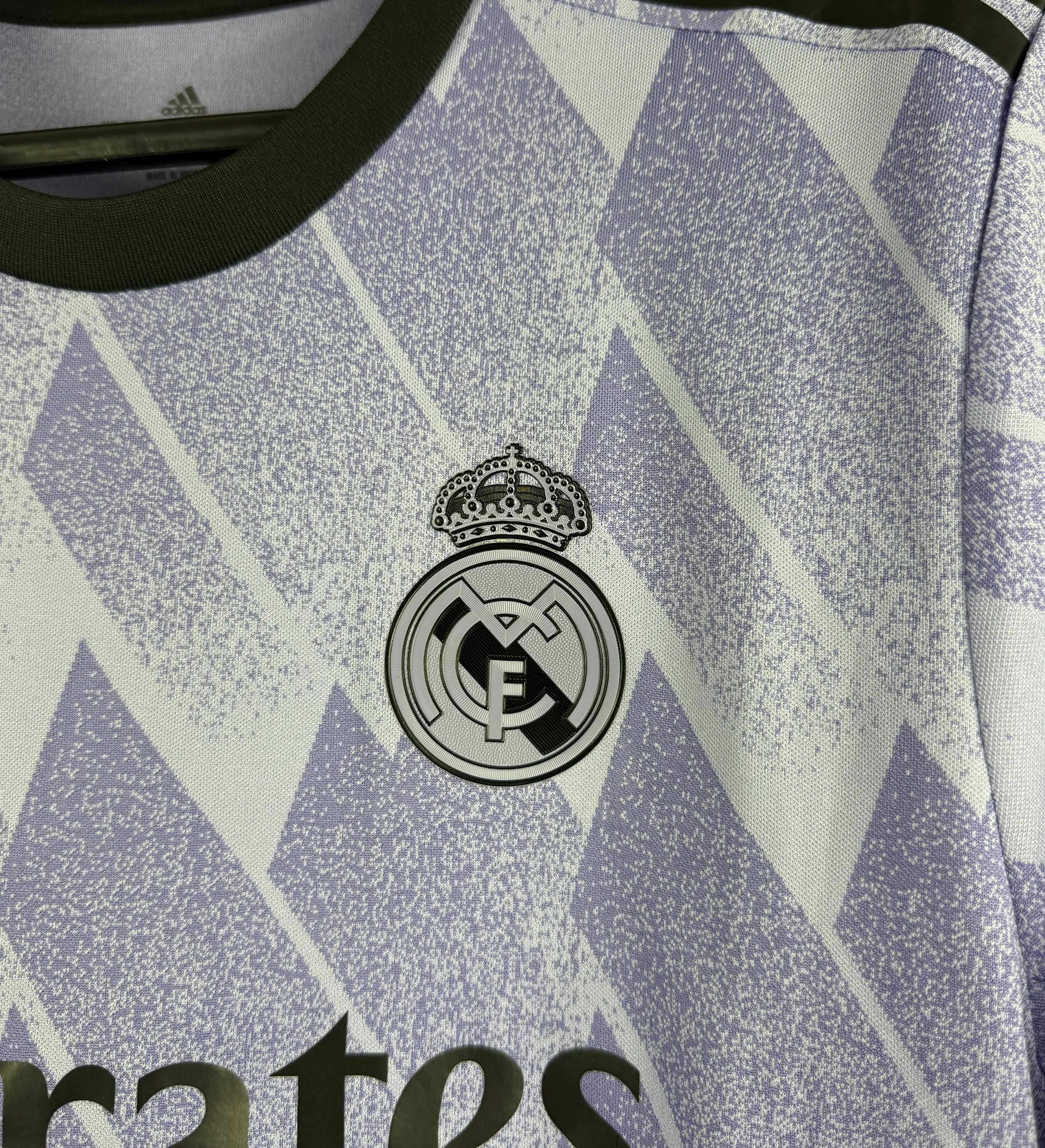 Real Madrid Warm-Up Shirt – Vini Jr – 2022/2023 Season – Signed by the Star — imagem 4 de 5