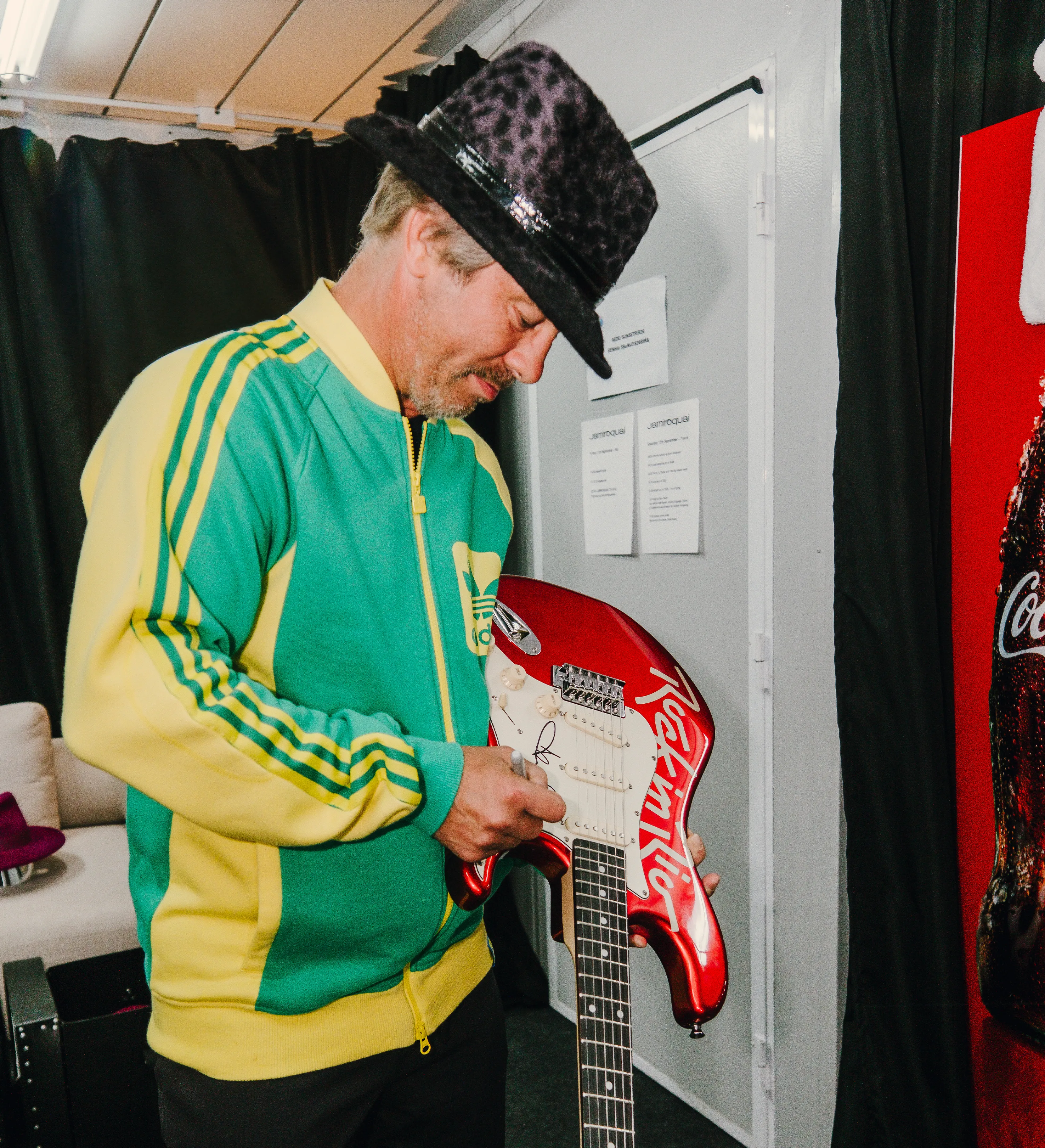 Kit Autografado por Jamiroquai Com Guitarra E Vinil Rock In Rio 2026 — imagem 3 de 12