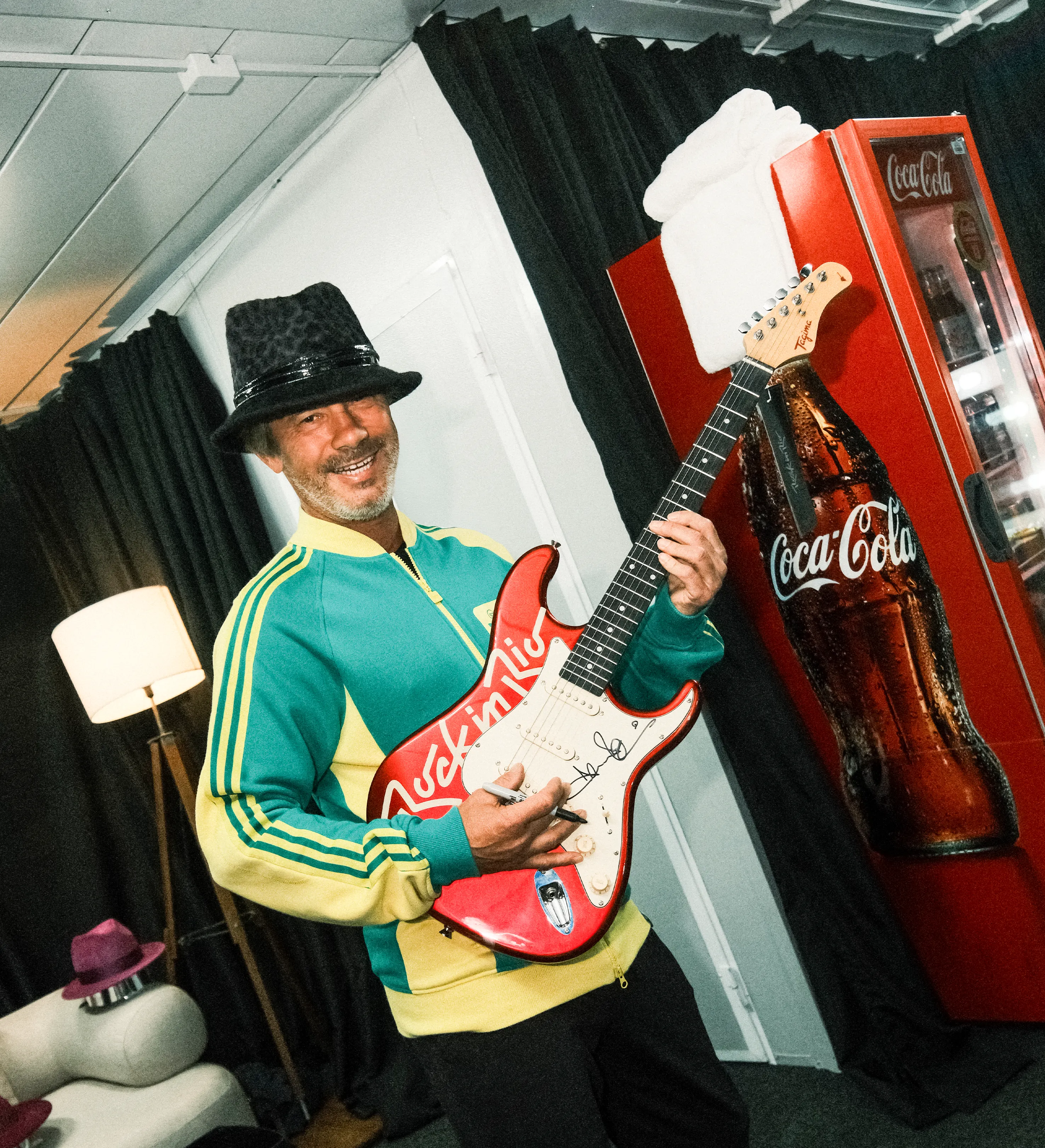 Kit Autografado por Jamiroquai Com Guitarra E Vinil Rock In Rio 2026 — imagem 1 de 12