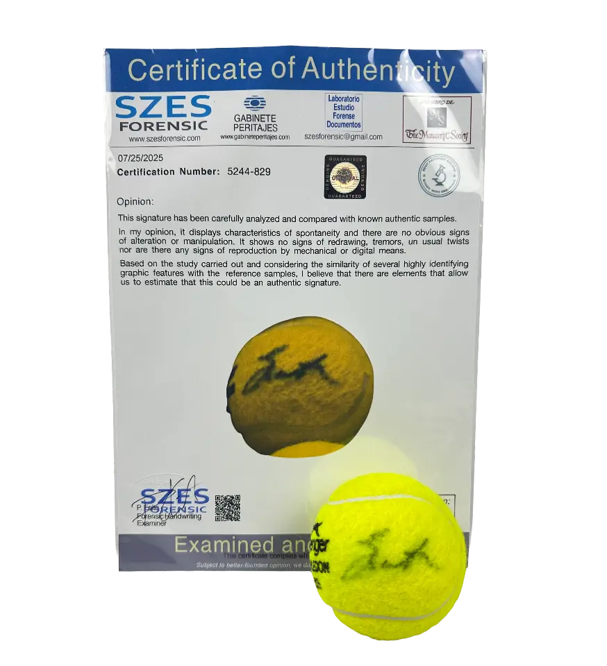 announcements/0eac2d25-c444-42a9-8bd4-82494dd4fb89/1790374614000-bola-de-tenis-iga-swiatek-wimbledon-2025-autografada-1.webp