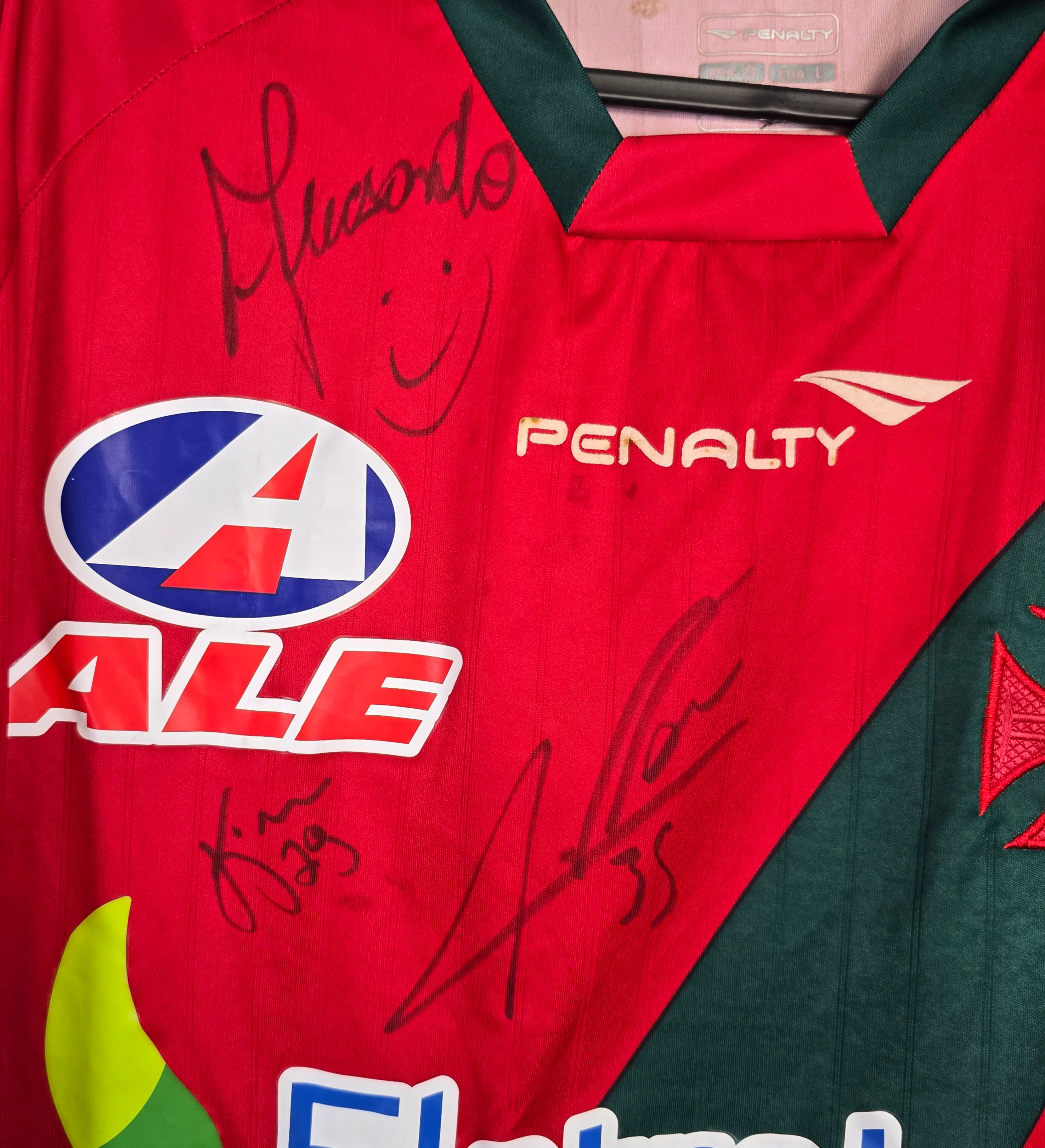 VASCO DA GAMA 2011 GOALKEEPER JERSEY COPA DO BRASIL CHAMPION #1 FERNANDO PRASS MATCH-WORN MODEL – SIGNED BY THE SQUAD: FERNANDO PRASS, FELIPE, DEDÉ, ALECSANDRO, FAGNER, ALLAN, JUNINHO, ELTON, ETC... ORIGINAL AUTOGRAPHS FROM THE ERA OF THE JERSEY — imagem 4 de 6