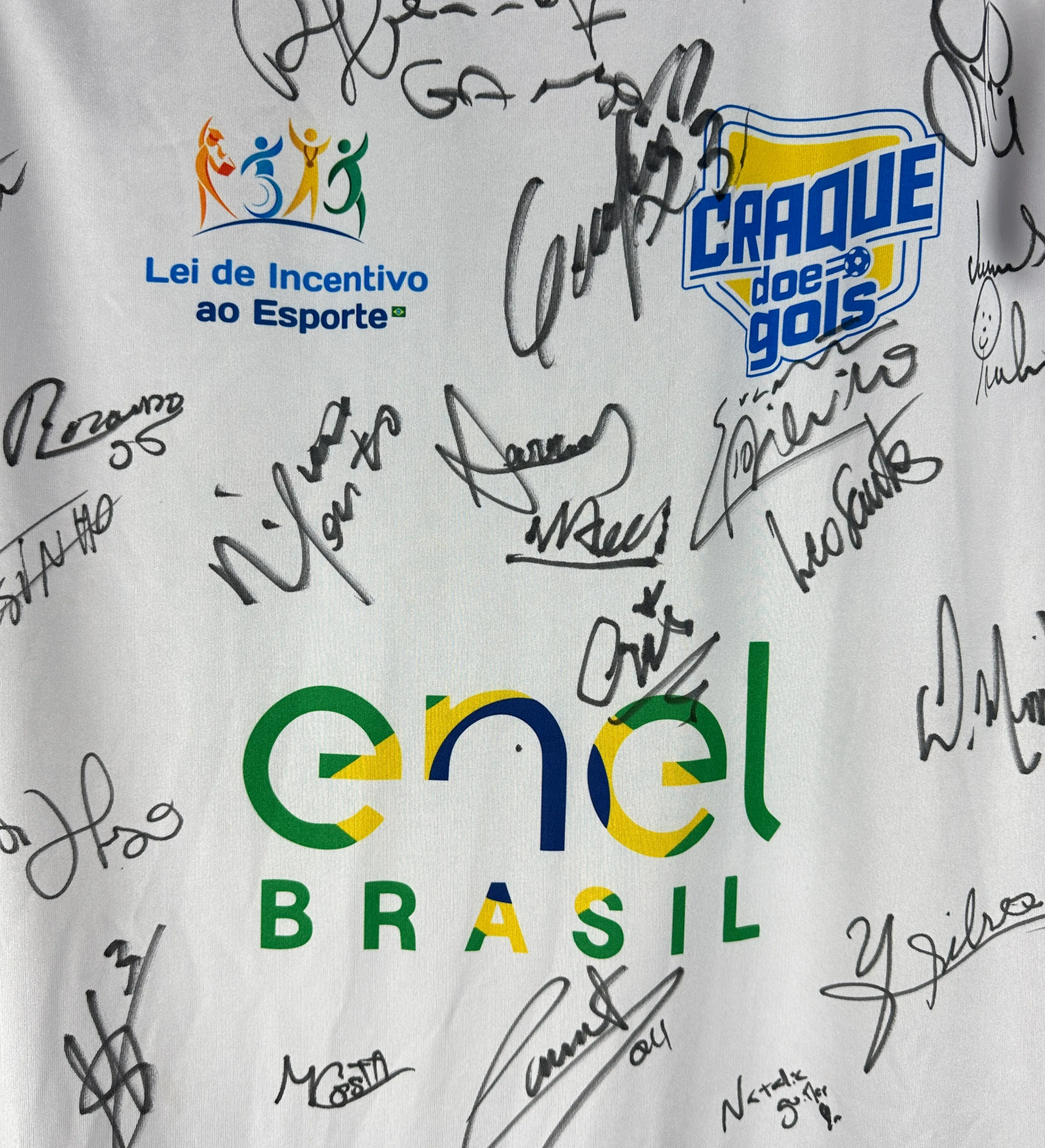 2025 Doe Gols White Match Jersey Signed by PH Ganso, Everton Ribeiro, Marçal, José Aldo, Dilsinho, Grafite, Diego Souza, Among Others — imagem 3 de 3