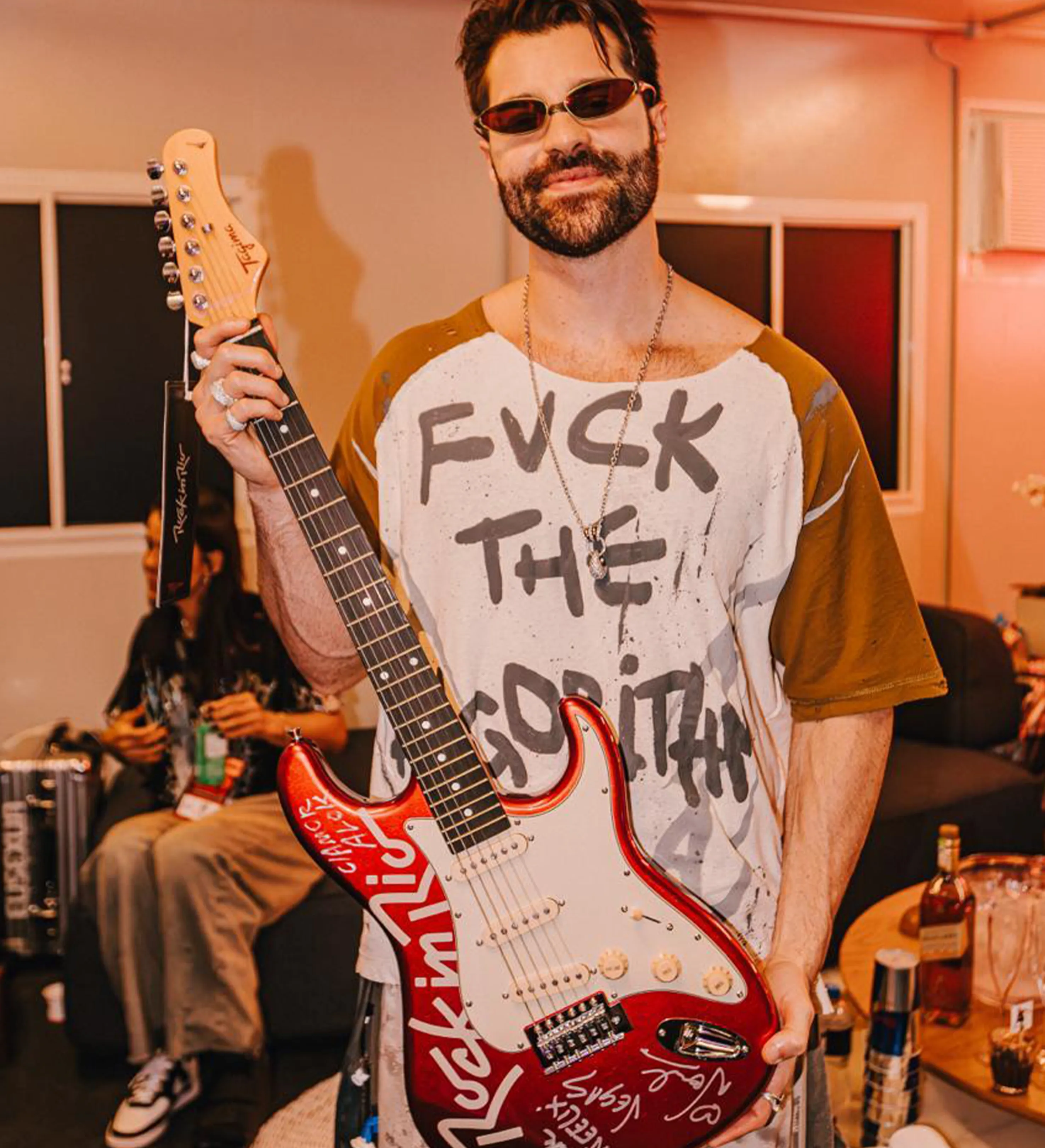 Guitar Autographed by Fatboy Slim, Alok, Neeiix, Vegas, and John Summit - Rock in Rio 2026 — imagem 3 de 11