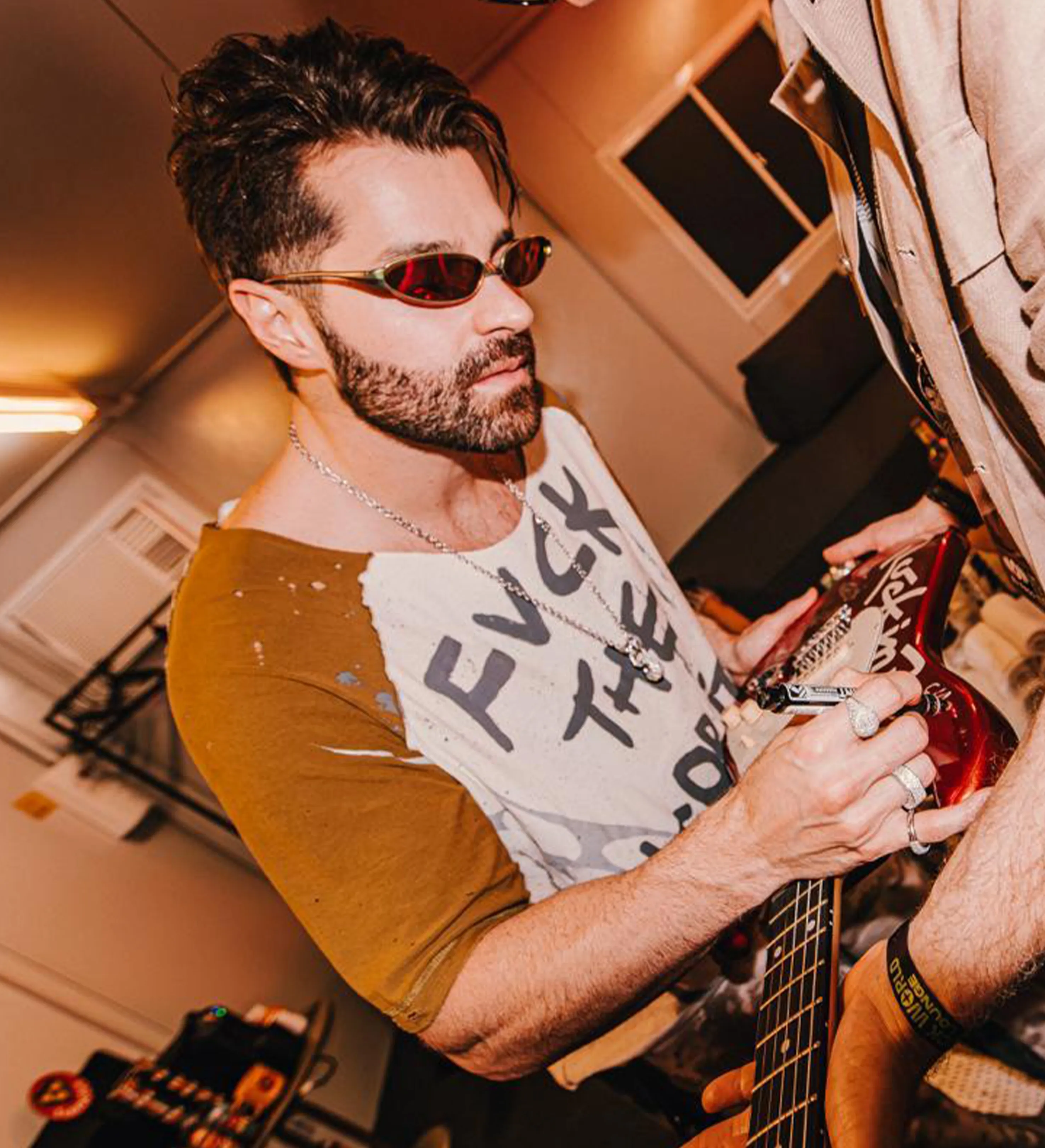 Guitar Autographed by Fatboy Slim, Alok, Neeiix, Vegas, and John Summit - Rock in Rio 2026 — imagem 4 de 11