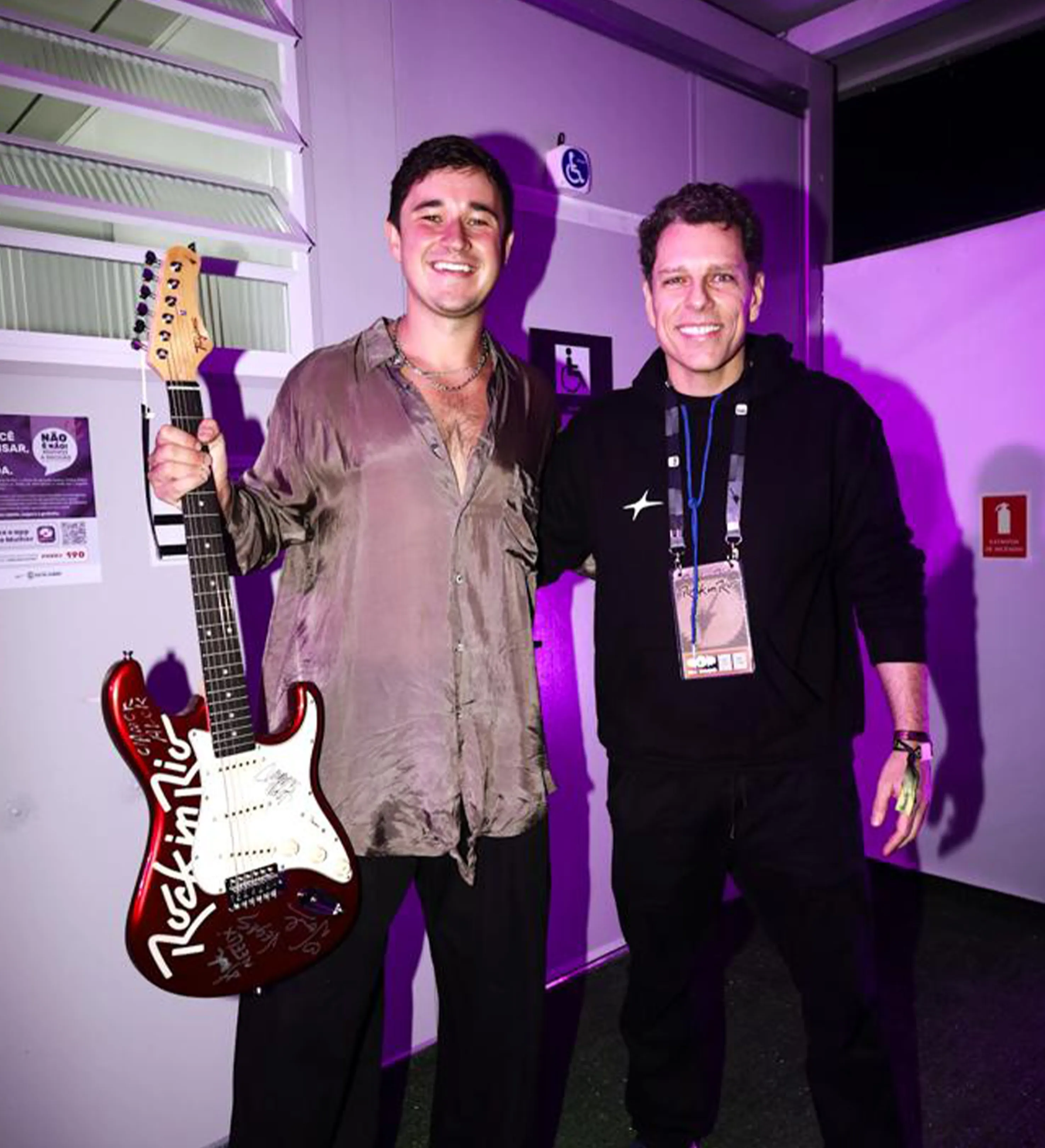 Guitar Autographed by Fatboy Slim, Alok, Neeiix, Vegas, and John Summit - Rock in Rio 2026 — imagem 6 de 11