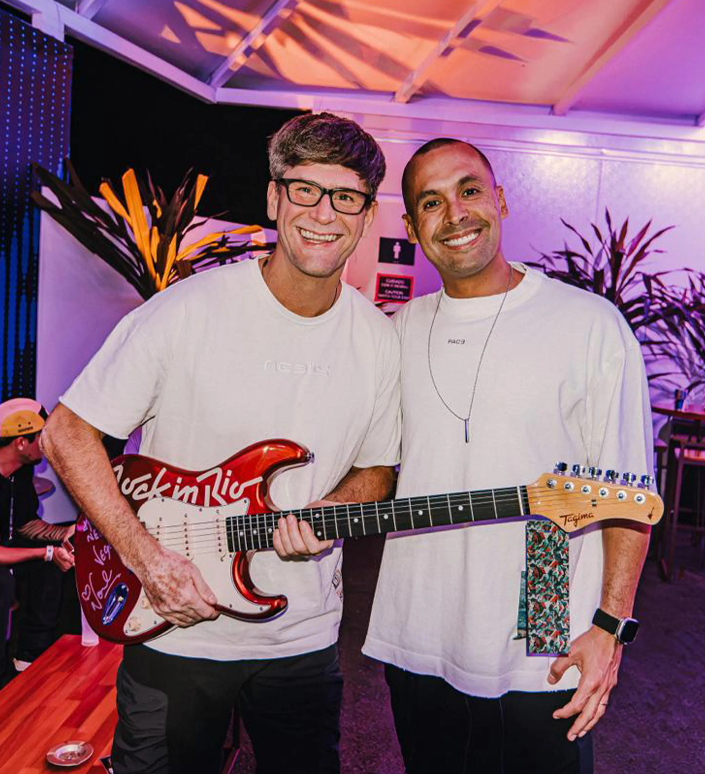 Guitar Autographed by Fatboy Slim, Alok, Neeiix, Vegas, and John Summit - Rock in Rio 2026 — imagem 7 de 11