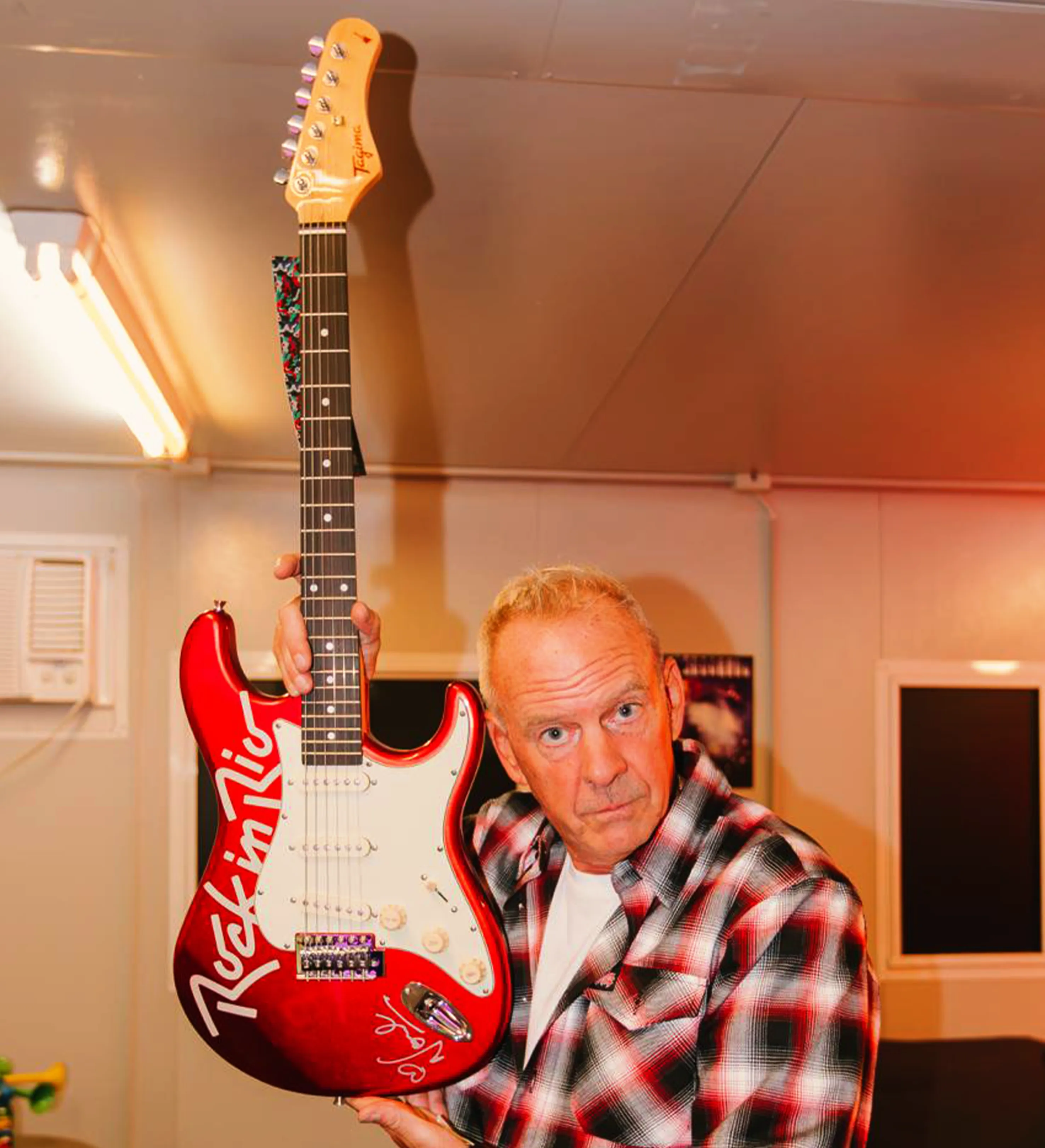 Guitar Autographed by Fatboy Slim, Alok, Neeiix, Vegas, and John Summit - Rock in Rio 2026 — imagem 5 de 11