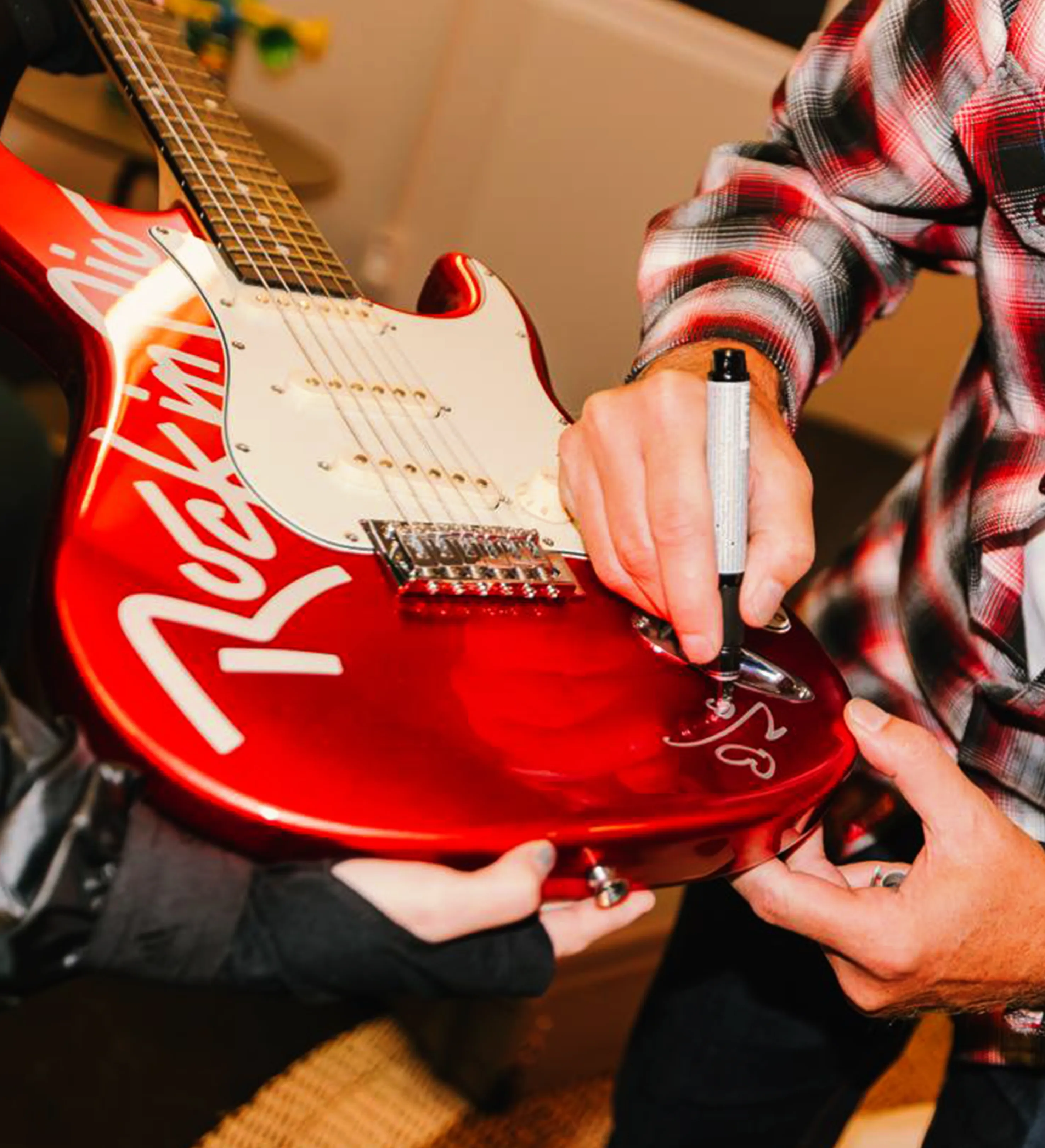 Guitar Autographed by Fatboy Slim, Alok, Neeiix, Vegas, and John Summit - Rock in Rio 2026 — imagem 9 de 11