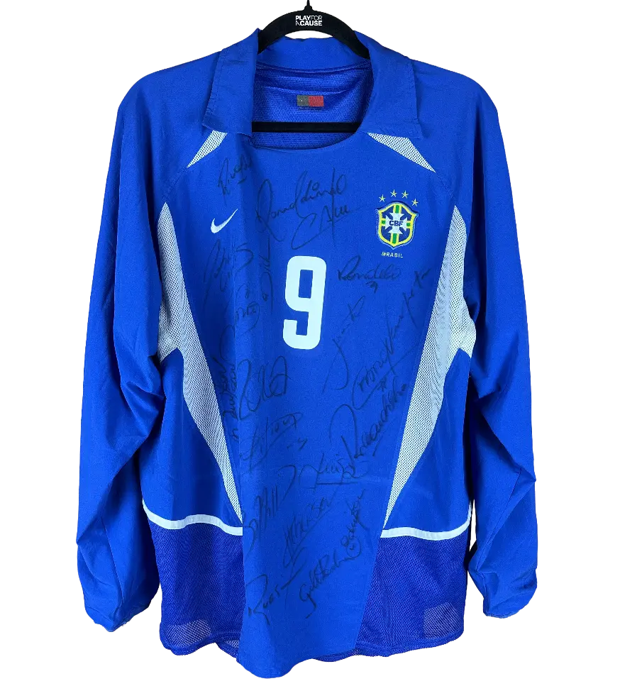 announcements/19350dbc-96ab-4652-8f3e-d5c1779be5ec/1789761866424-camisa-brasil-azul-2002-autografada-pelo-elenco-1.webp