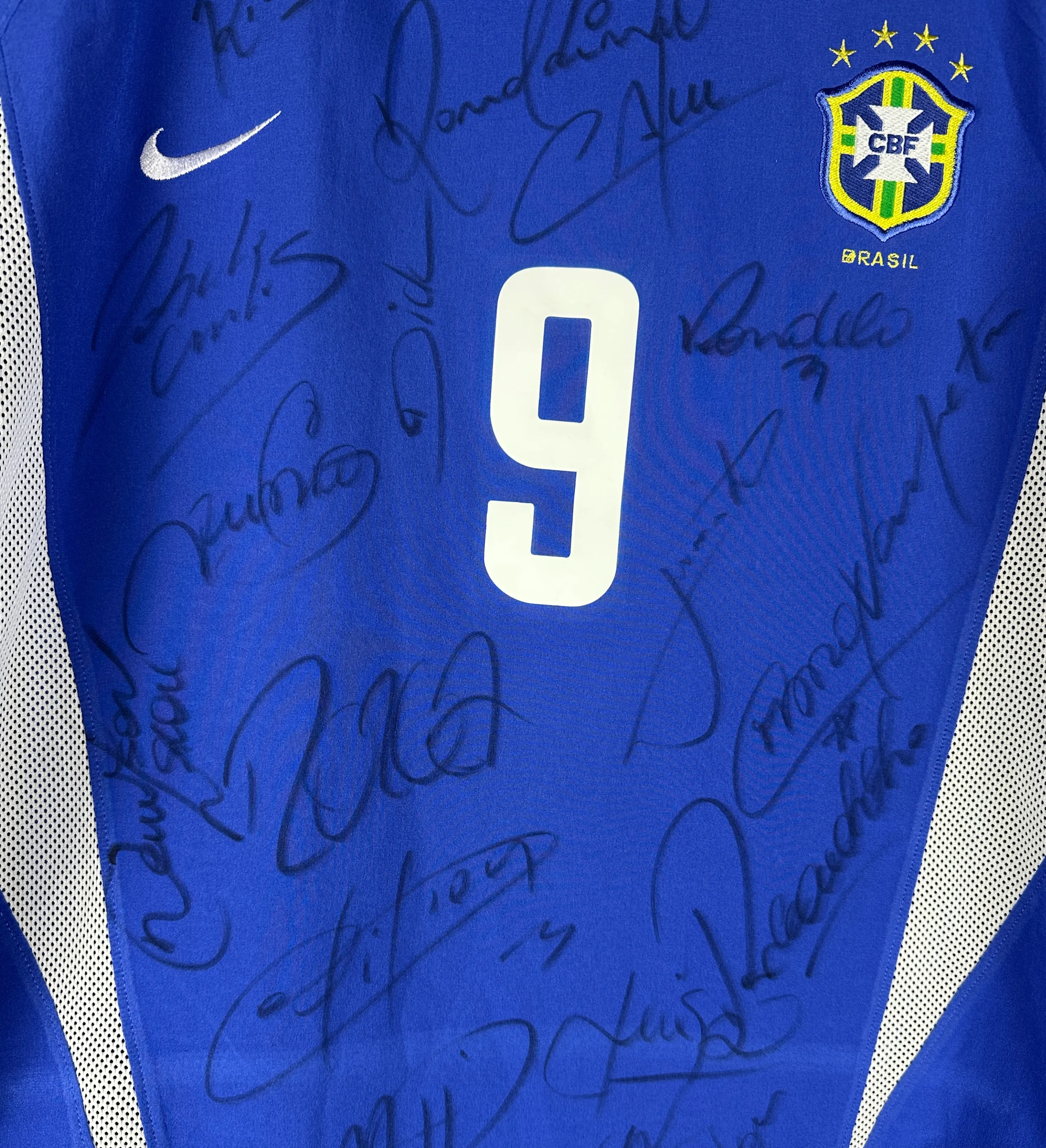 Camiseta Brasil Azul de Doble Tejido Manga Larga Ronaldo Copa del Mundo 2002 Firmada por Todo el Equipo — imagem 3 de 3