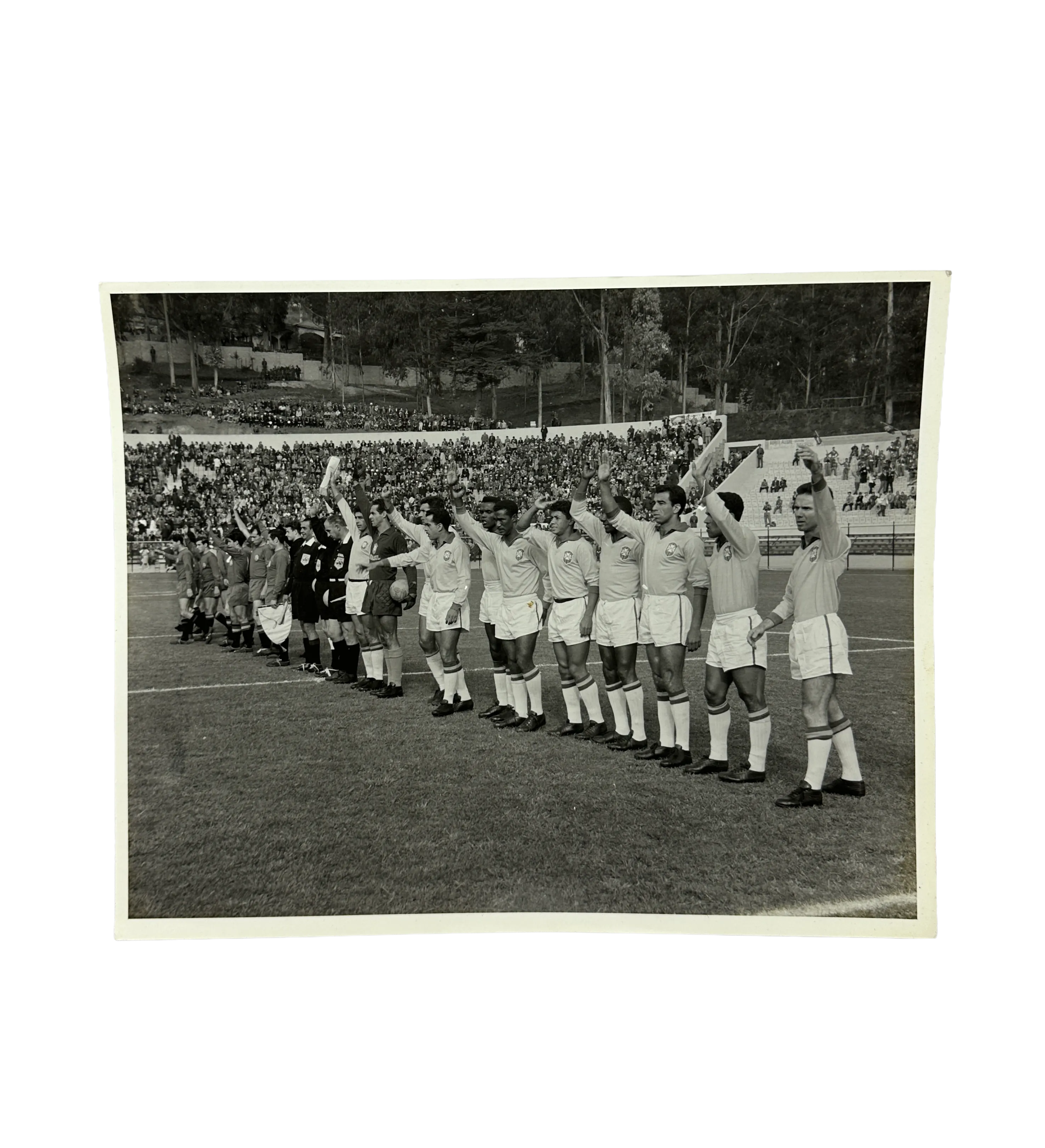 Jornal dos Sports – Original Newspaper – 1962 World Cup – June 18, 1962 – Festive Reception of the Champions – Signed by Garrincha + Original Photo of Brazil’s Round of 16 Match — imagem 3 de 4