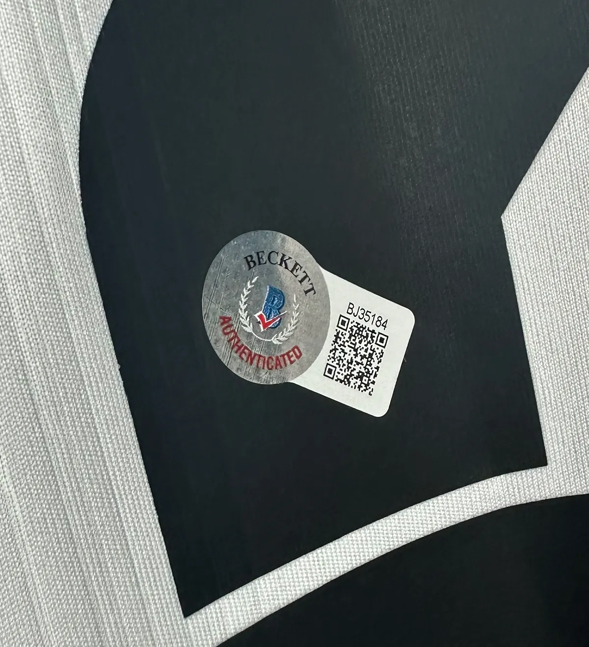 Camisa Retrô Real Madrid Autografada Por Vini Jr Temporada 2022 2023 — imagem 4 de 4