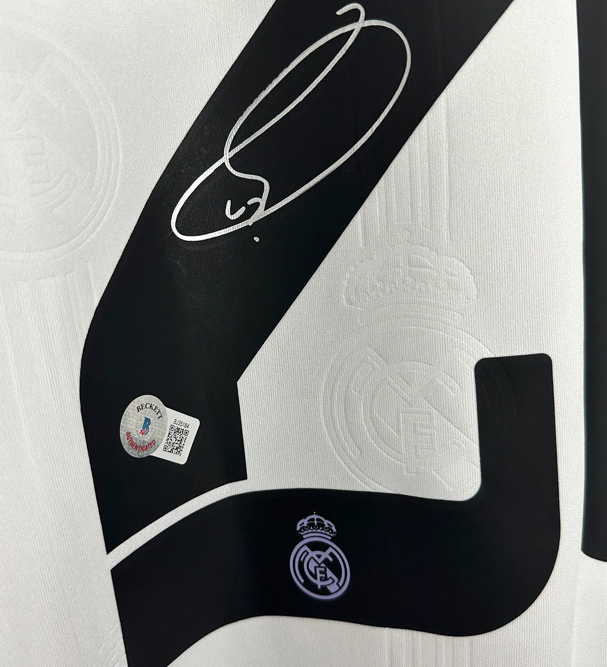 Camisa Retrô Real Madrid Autografada Por Vini Jr Temporada 2022 2023 — imagem 3 de 4