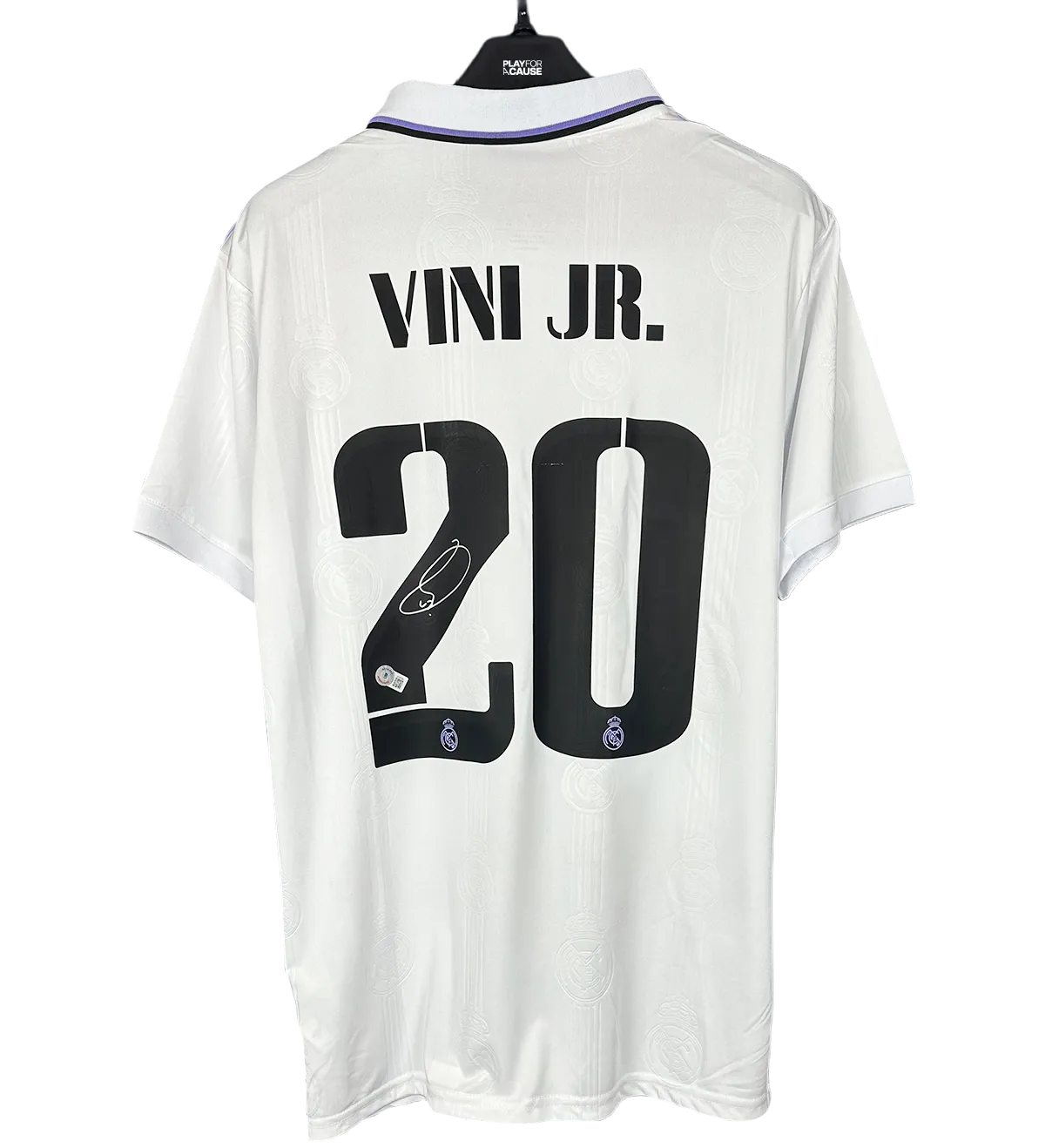 Camisa Retrô Real Madrid Autografada Por Vini Jr Temporada 2022 2023 — imagem 2 de 4