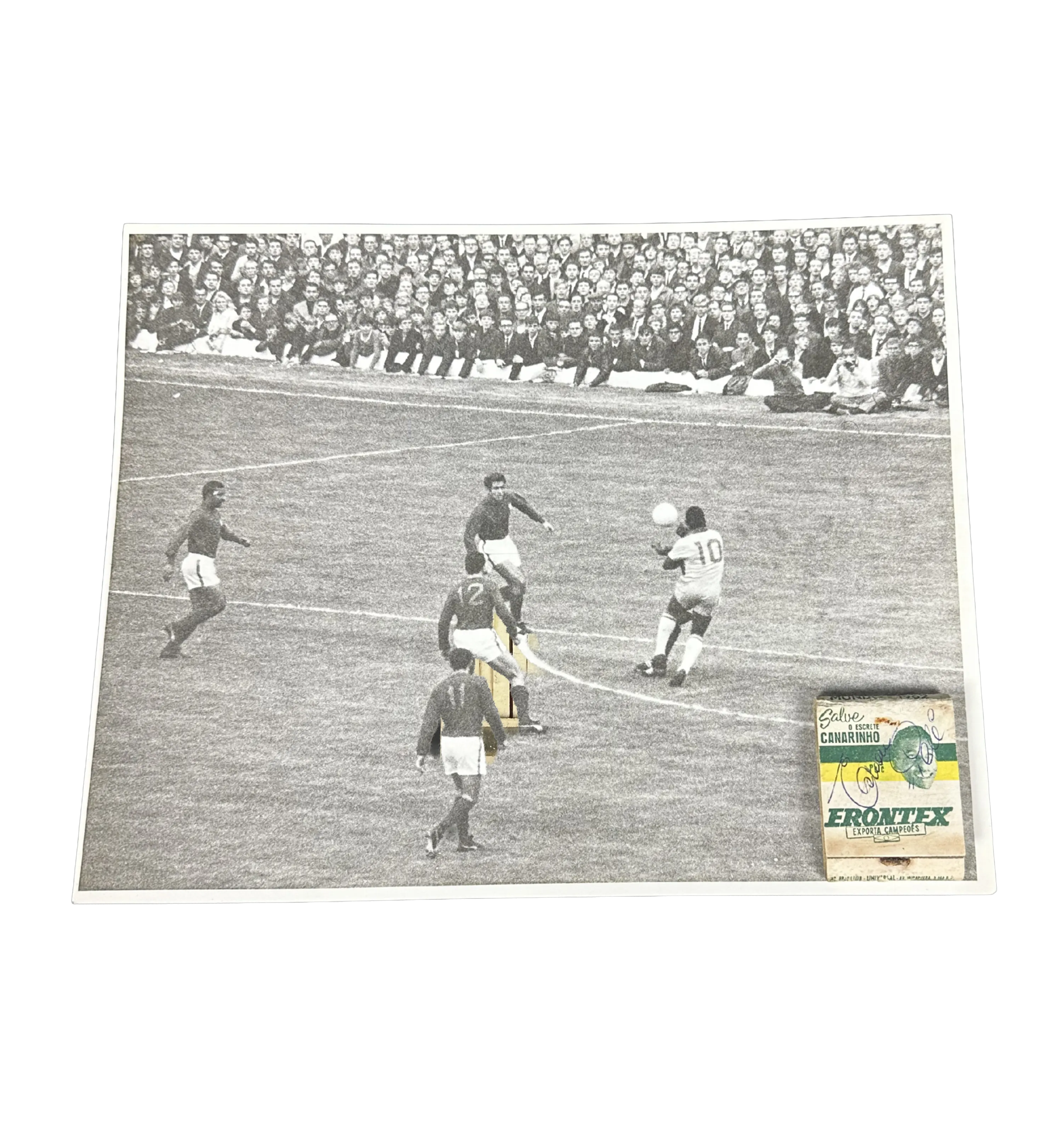Caja de Fósforos Intacta – Selección de Oro – Copa Mundial de la FIFA 1962 – Autografiada por el Rey Pelé + Fotografía Original de Pelé en la Copa Mundial de la FIFA 1966 – Brasil vs. Portugal (Archivo Fotográfico del Periódico O Globo) — imagem 1 de 3