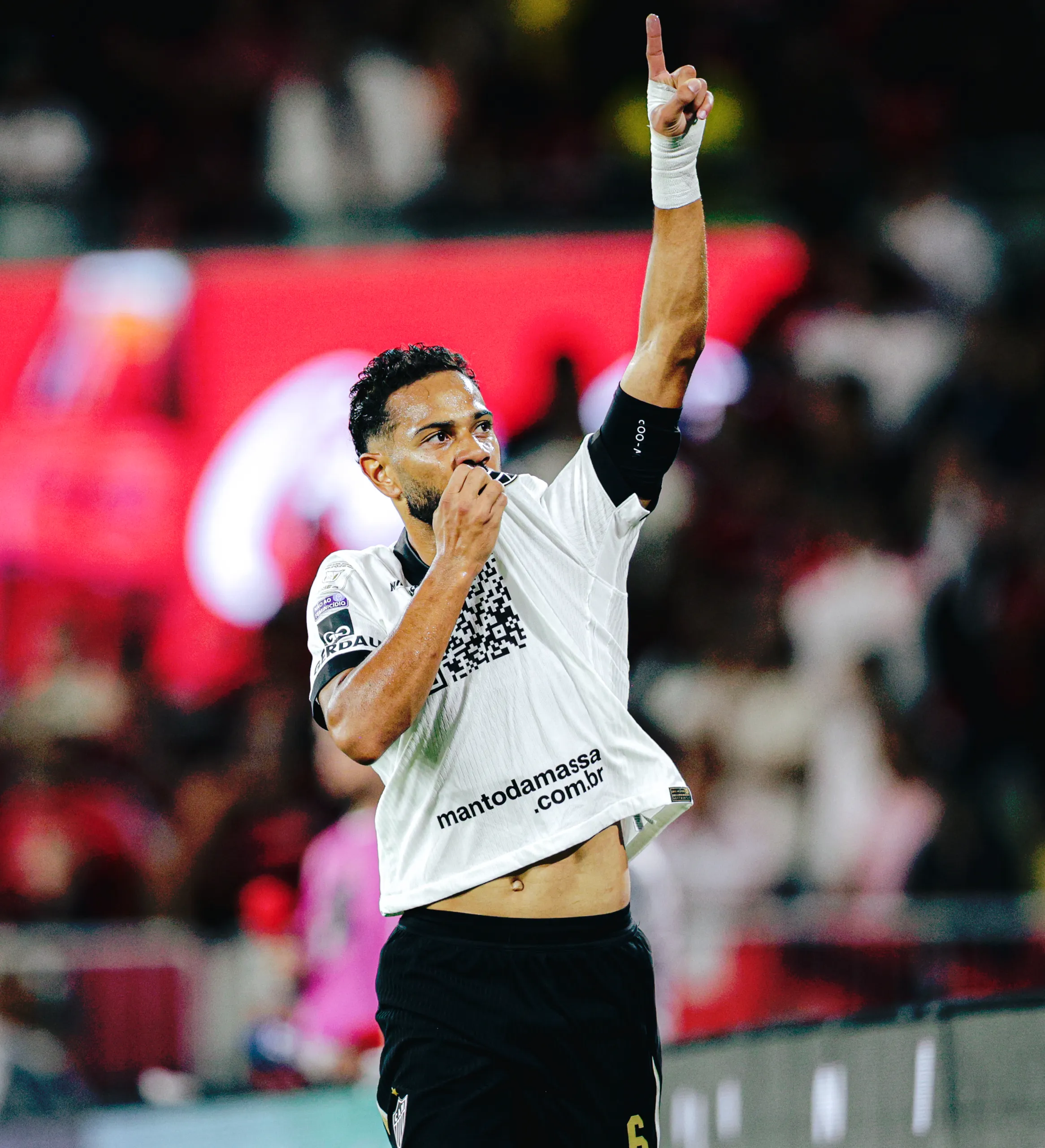 Camisa Atlético Mineiro Renan Lodi QR Code Manto da Massa Usado E Autografado — imagem 3 de 3