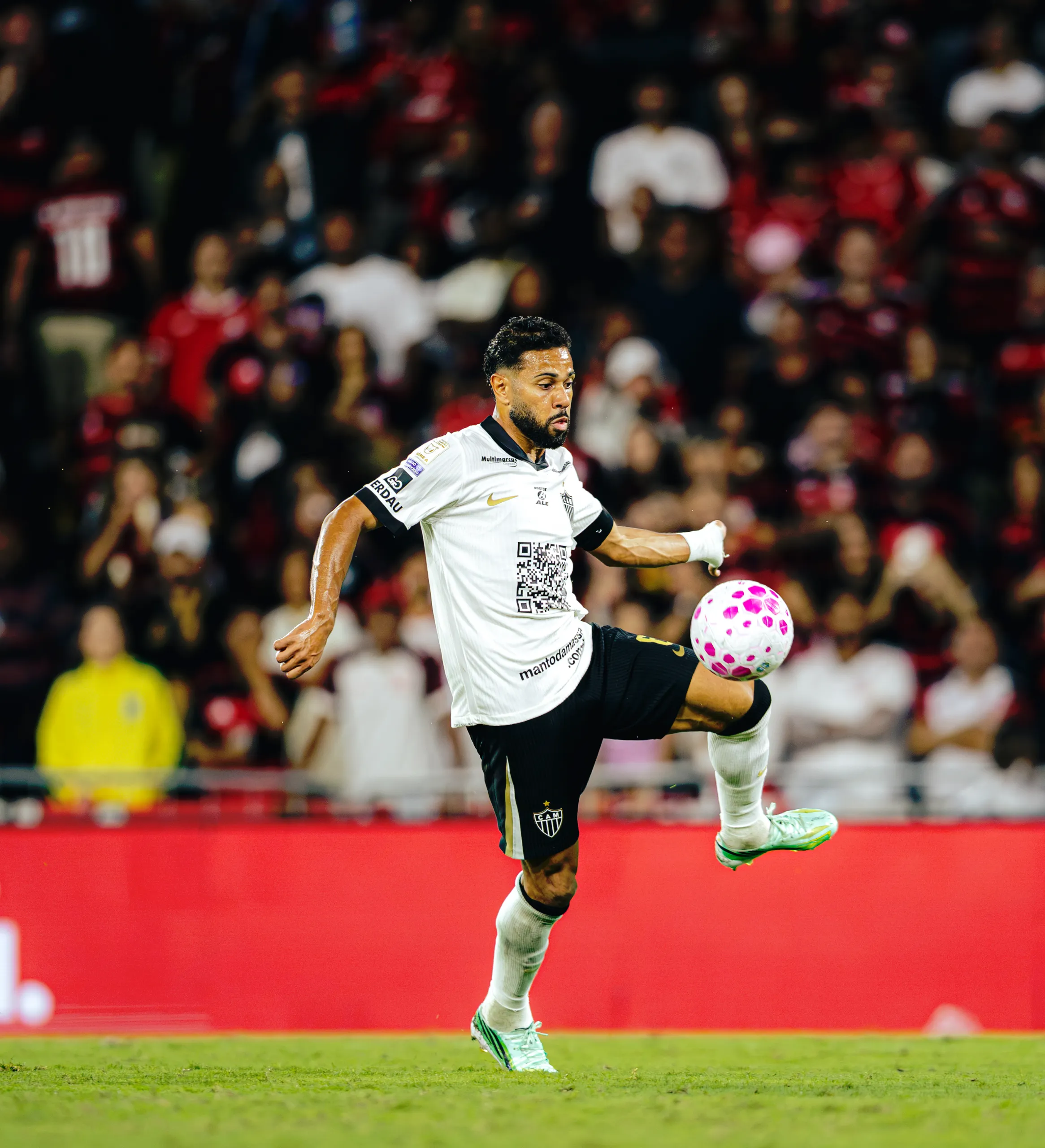 Camisa Atlético Mineiro Renan Lodi QR Code Manto da Massa Usado E Autografado — imagem 2 de 3