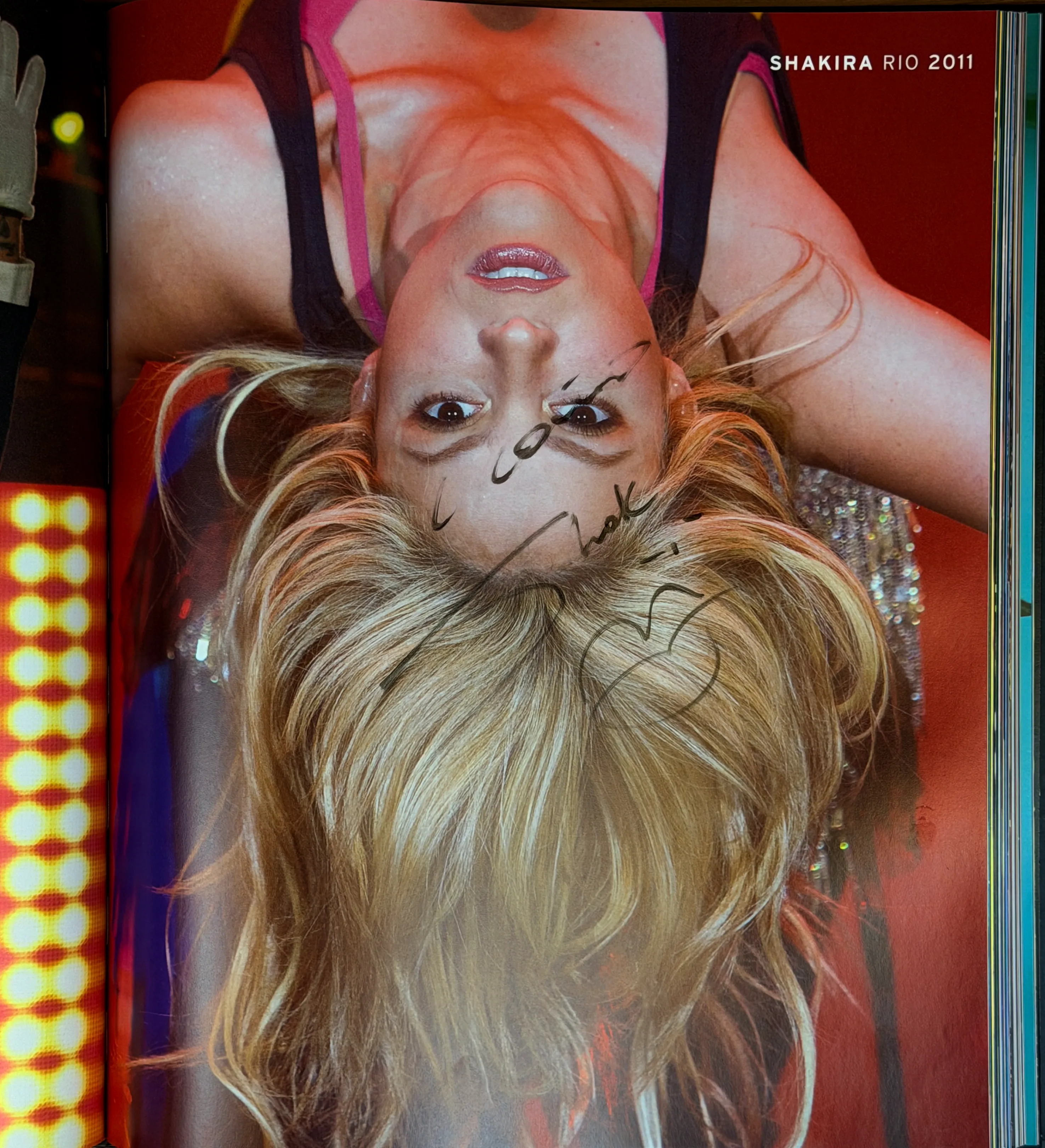 Livro Rock in Rio 30 Anos 2015 Autografado por Brian May ( Queen ) Faith no More Sepultura Mettalica Iron Maiden Evanescense Alicia Keys Coldplay Shakira Katy Perry Ivete Gil Pitty Nando Reis — imagem 6 de 11