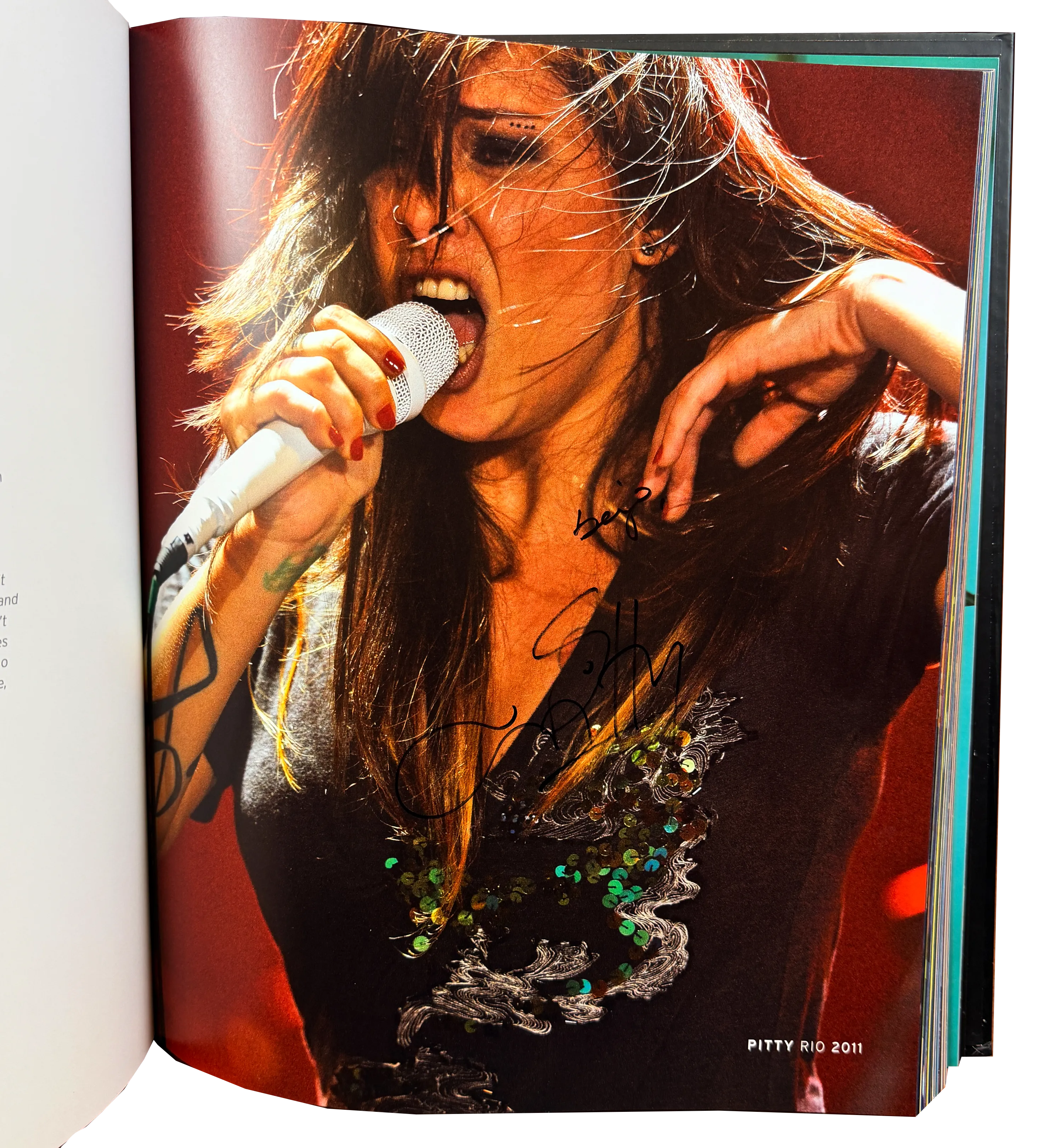Livro Rock in Rio 30 Anos 2015 Autografado por Brian May ( Queen ) Faith no More Sepultura Mettalica Iron Maiden Evanescense Alicia Keys Coldplay Shakira Katy Perry Ivete Gil Pitty Nando Reis — imagem 7 de 11