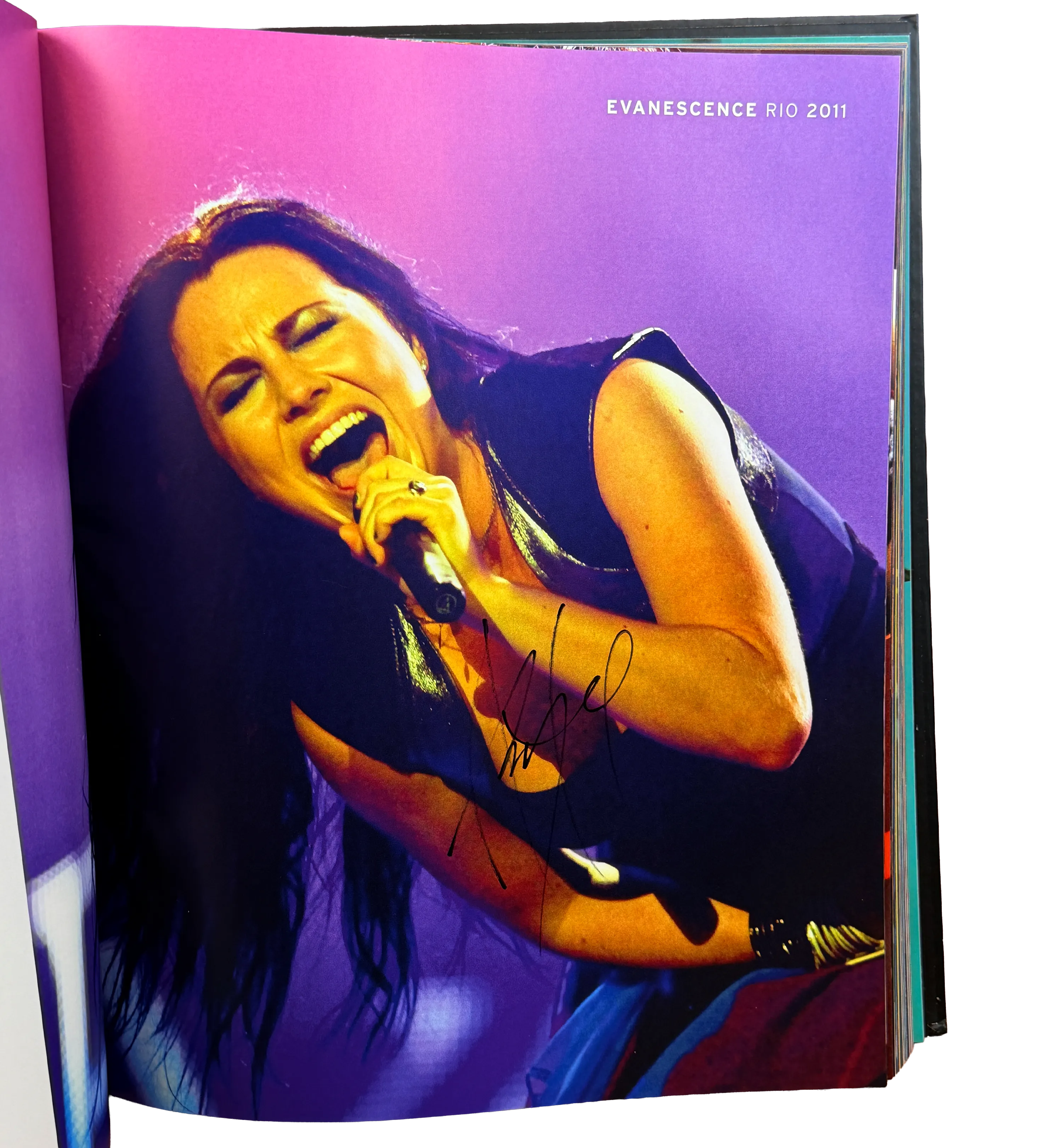 Livro Rock in Rio 30 Anos 2015 Autografado por Brian May ( Queen ) Faith no More Sepultura Mettalica Iron Maiden Evanescense Alicia Keys Coldplay Shakira Katy Perry Ivete Gil Pitty Nando Reis — imagem 9 de 11
