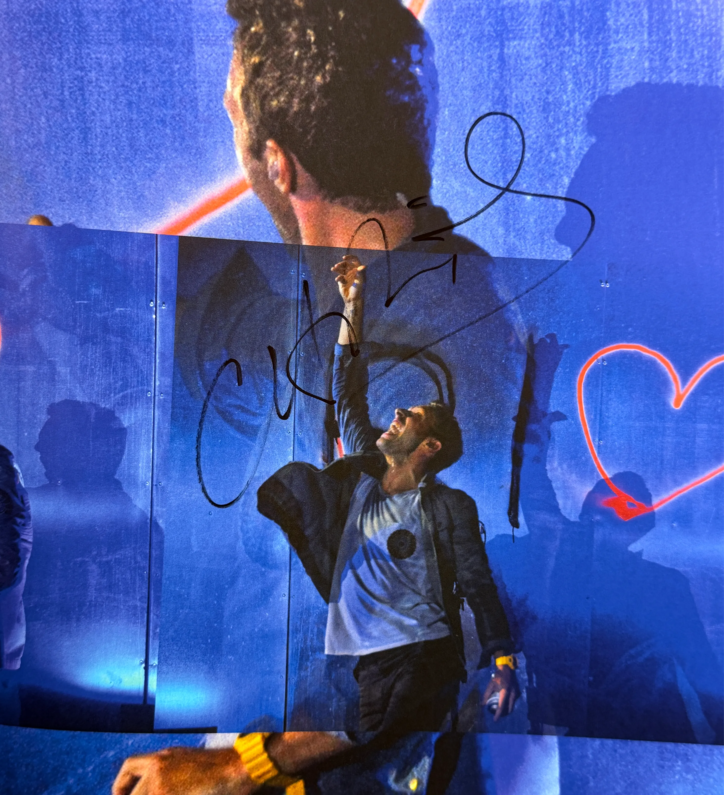 Livro Rock in Rio 30 Anos 2015 Autografado por Brian May ( Queen ) Faith no More Sepultura Mettalica Iron Maiden Evanescense Alicia Keys Coldplay Shakira Katy Perry Ivete Gil Pitty Nando Reis — imagem 10 de 11