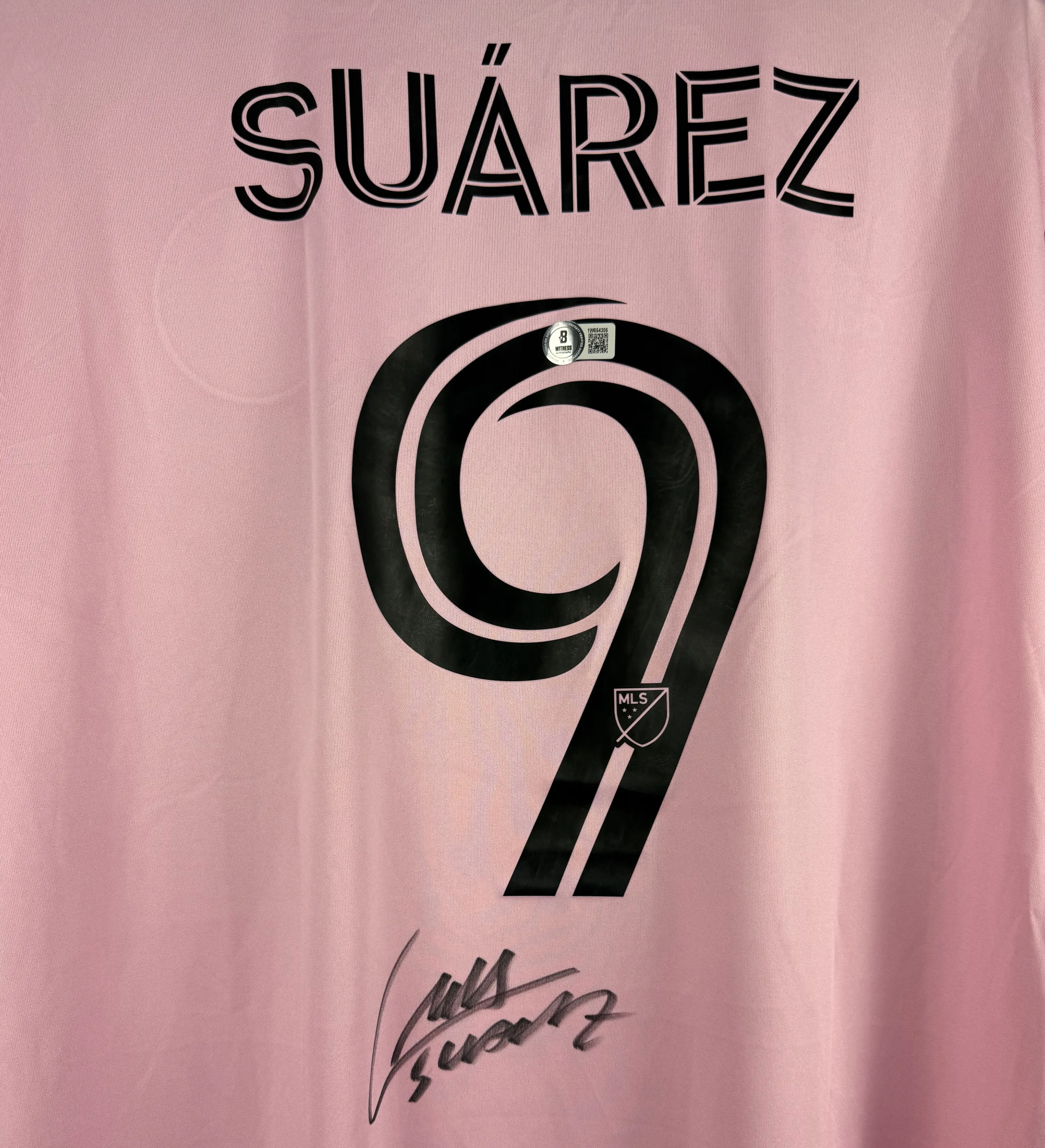 Camisa Retrô Inter Miami - Suárez #9 - Temporada 2023 - Autografada pelo Ídolo - Certificação Internacional Beckett 1W654305 — imagem 3 de 3