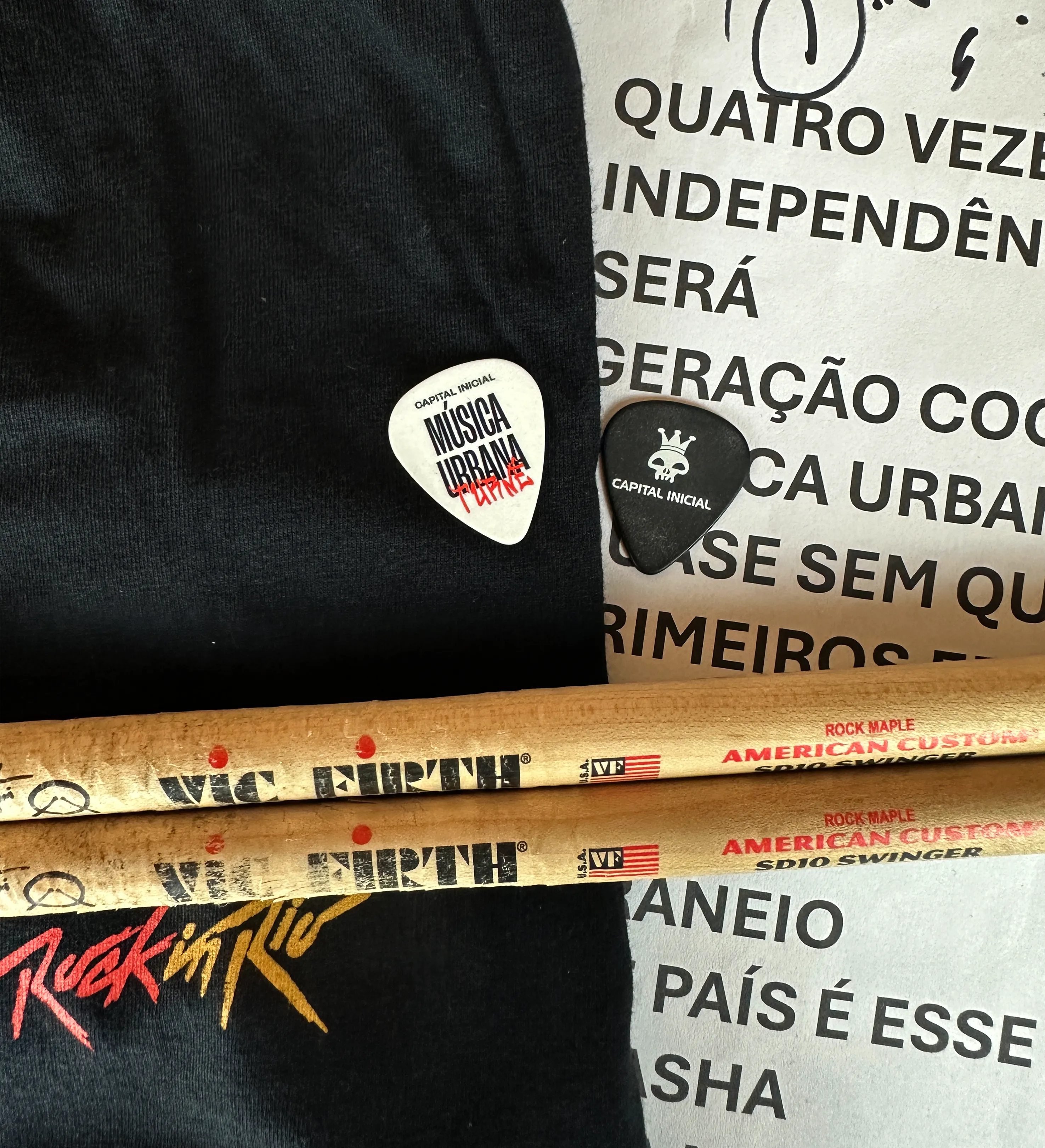 Capital Inicial autographed kit with T-shirt + Setlist + Guitar pick — imagem 2 de 12