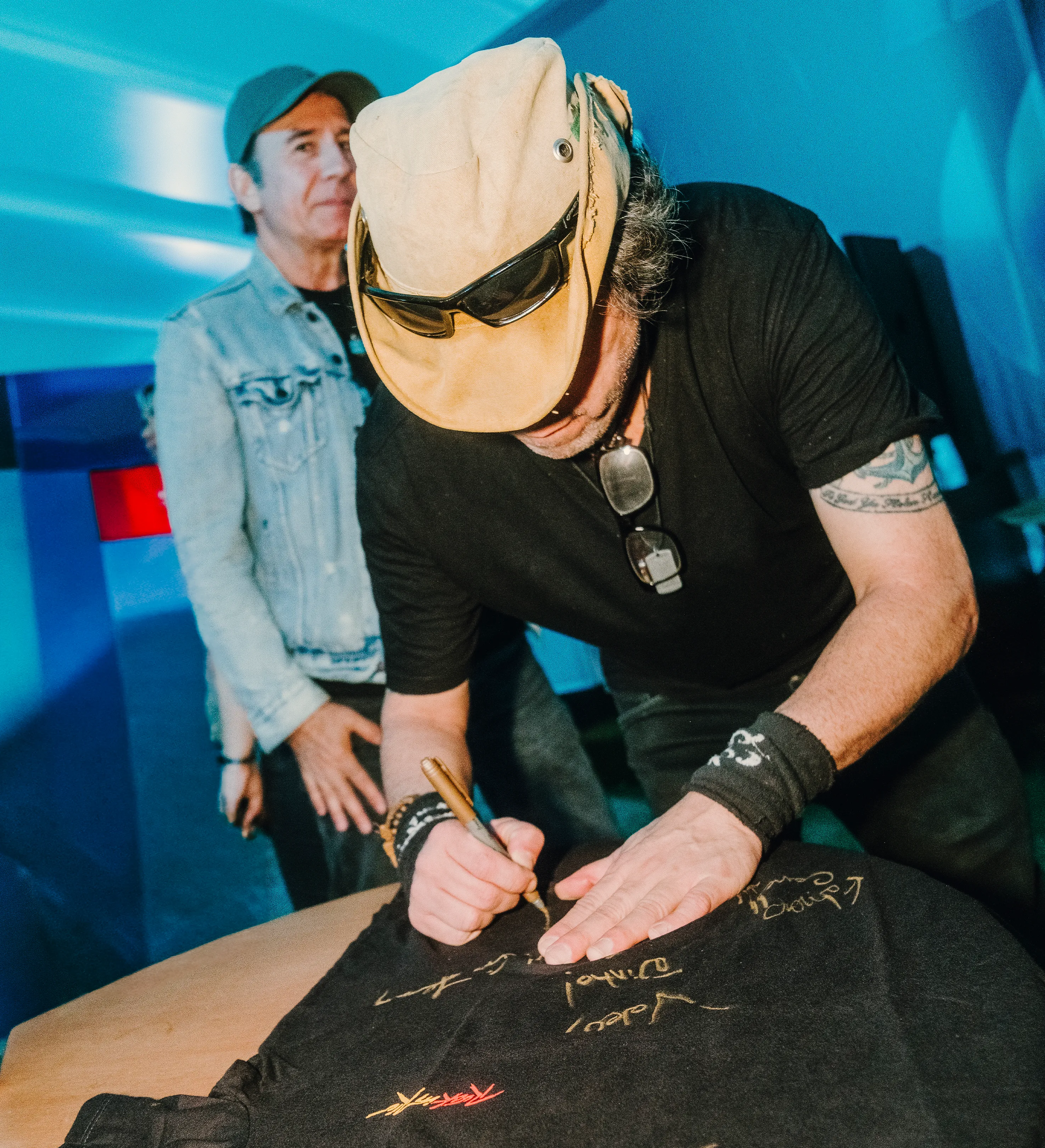 Capital Inicial autographed kit with T-shirt + Setlist + Guitar pick — imagem 12 de 12