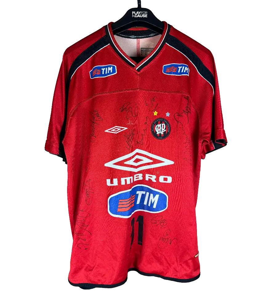 announcements/35af4e5b-e0e3-468d-94c6-0419bf87aff2/1791481814696-camisa-athletico-paranaense-autografada-1.webp