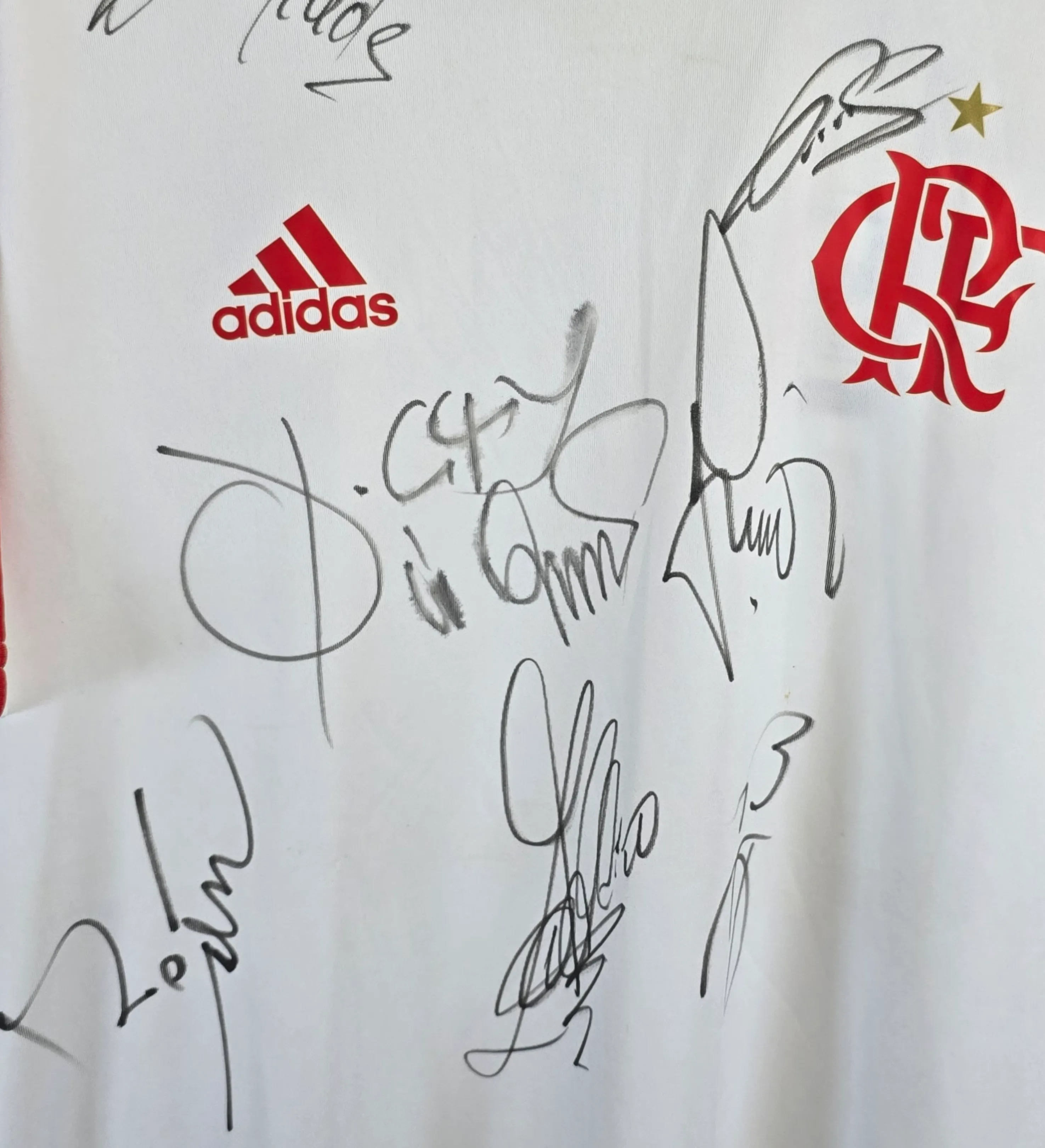 Camiseta del Flamengo autografiada por los ídolos Zico, Júnior, Andrade, Adílio, Nunes y Júlio César Uri Geller — imagem 3 de 3