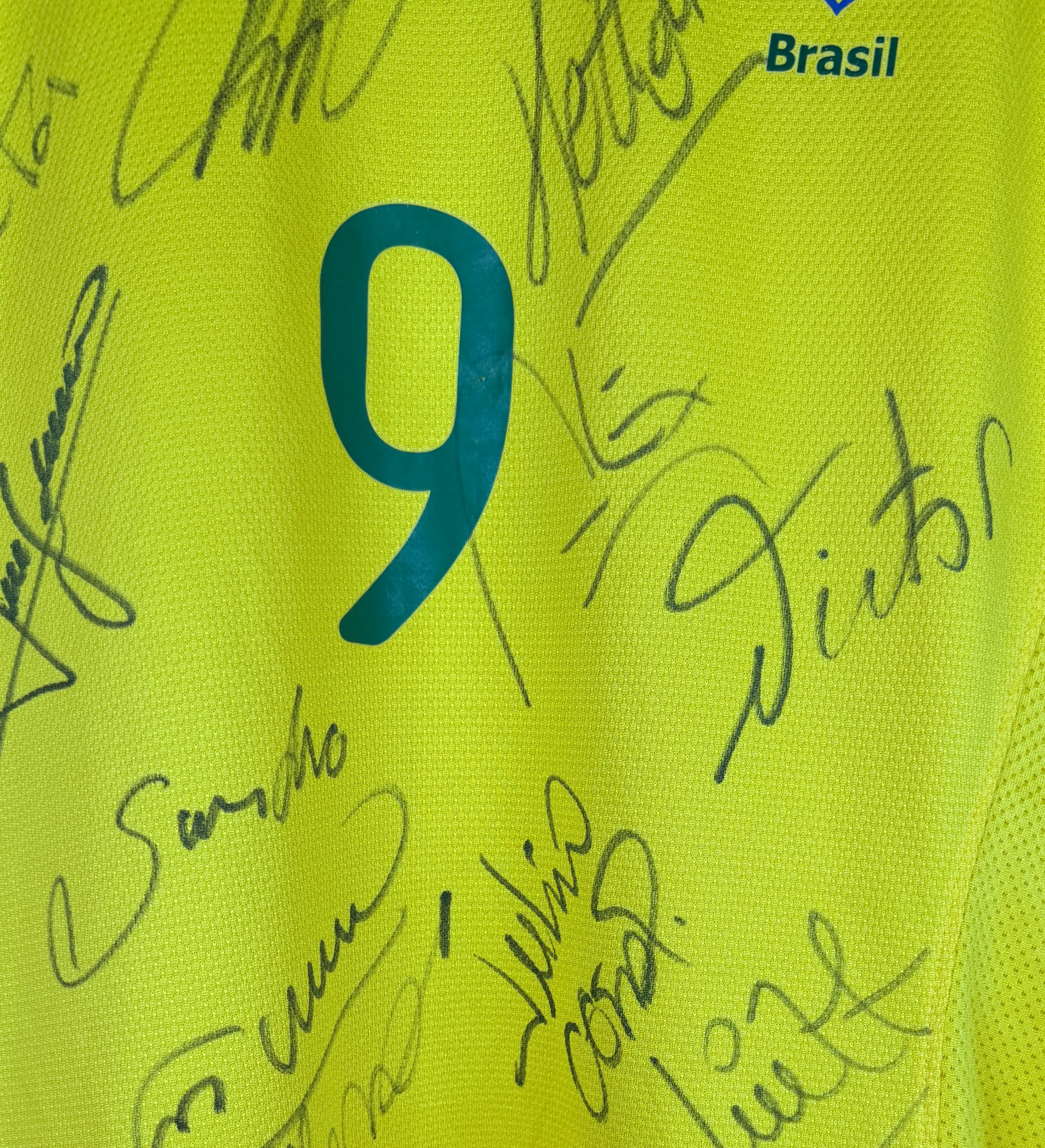 Brazil National Team Jersey - No. 9 - 2009 Season - Autographed by the Squad (1) — imagem 3 de 3