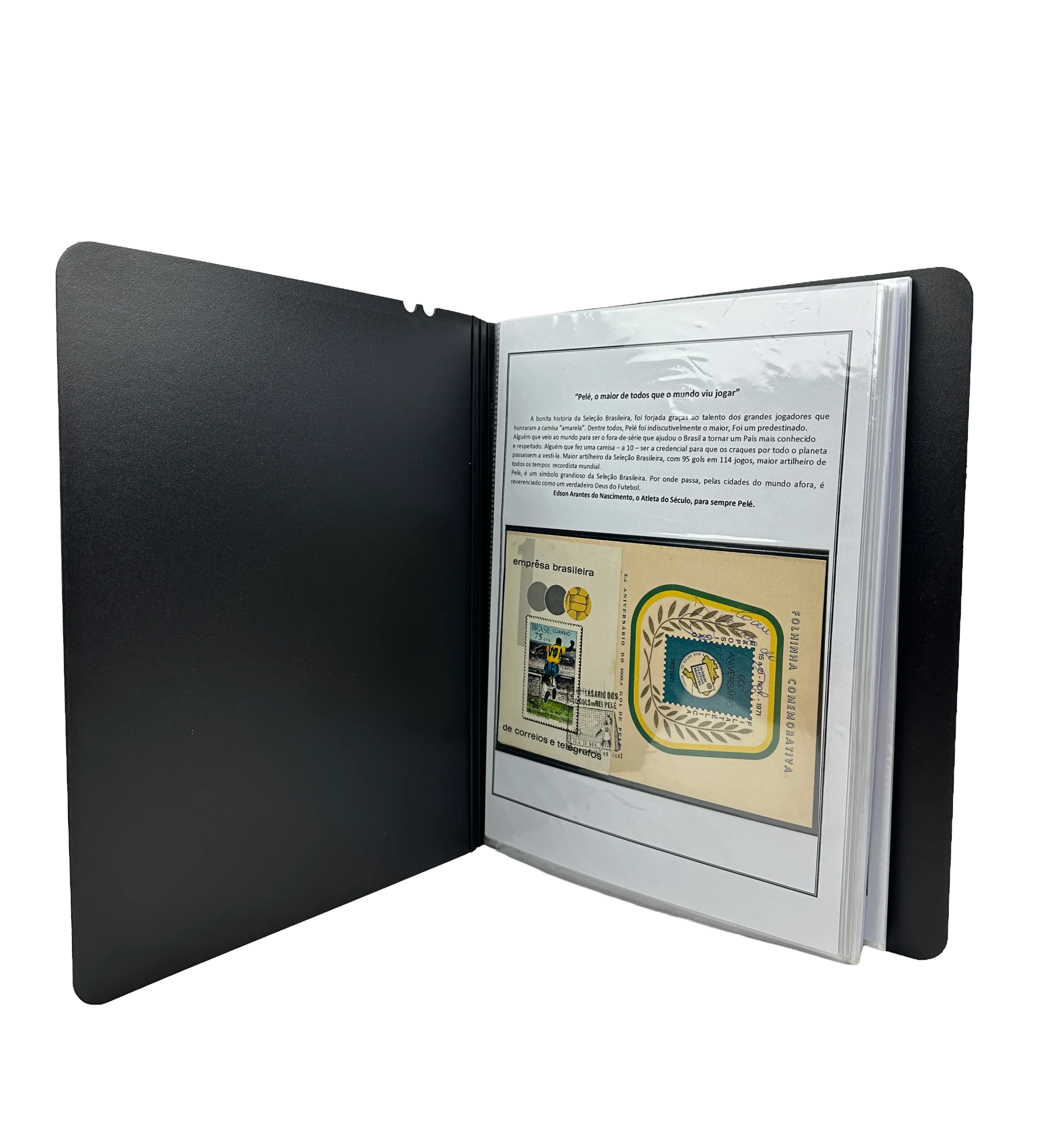 Pasta com 27 paginas contendo : 65 Selos de todo mundo em homenagem ao Rei Pele + 6 Envelopes ( Incluindo um enviado a Alemanha com selo do Pele e da Rainha da Inglaterra ) + cartao postao + folhinha comemorativa do 2o. aniversario do milesimo gol - Autografado pelo Rei Pele — imagem 2 de 4