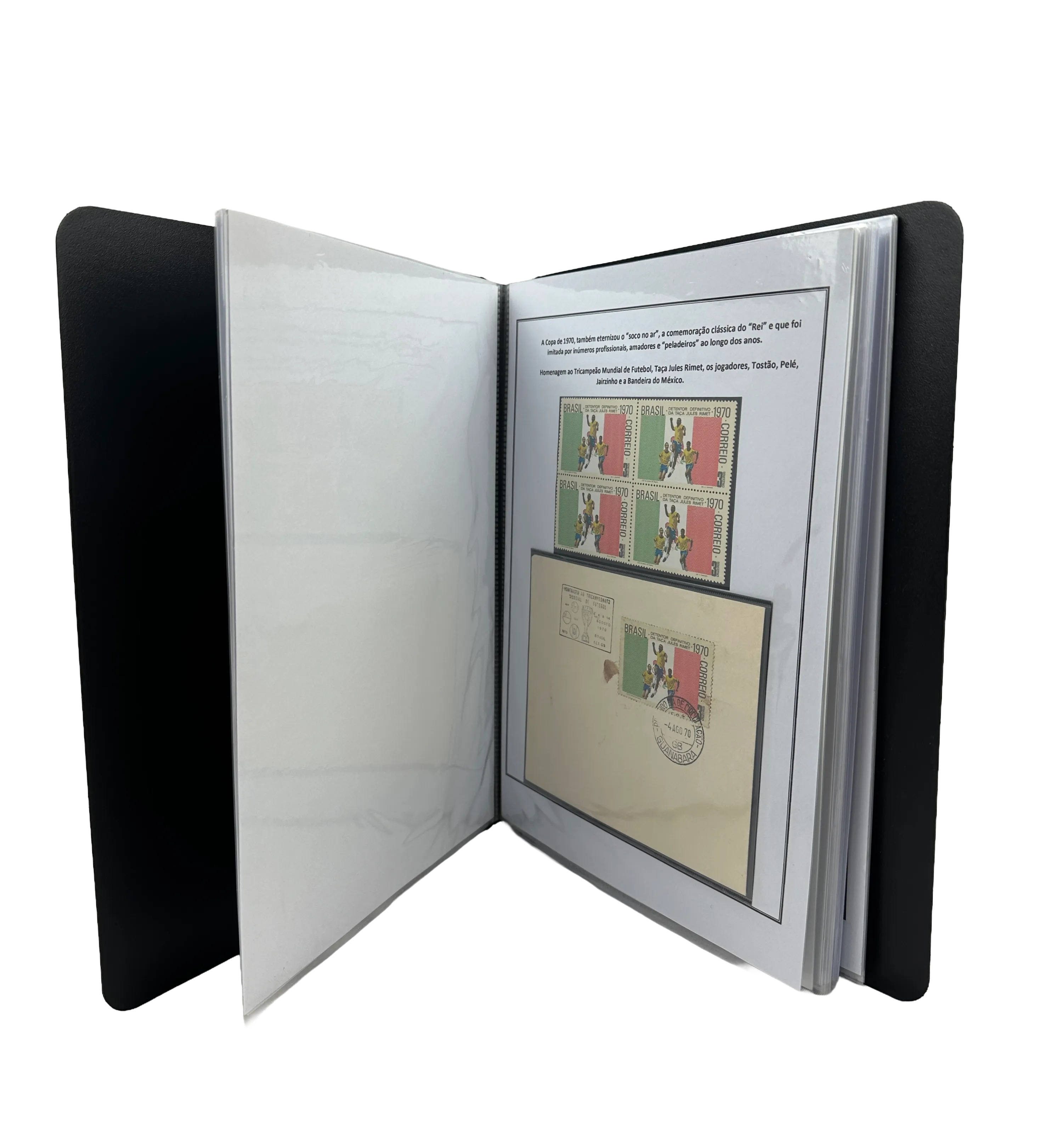 Pasta com 27 paginas contendo : 65 Selos de todo mundo em homenagem ao Rei Pele + 6 Envelopes ( Incluindo um enviado a Alemanha com selo do Pele e da Rainha da Inglaterra ) + cartao postao + folhinha comemorativa do 2o. aniversario do milesimo gol - Autografado pelo Rei Pele — imagem 3 de 4