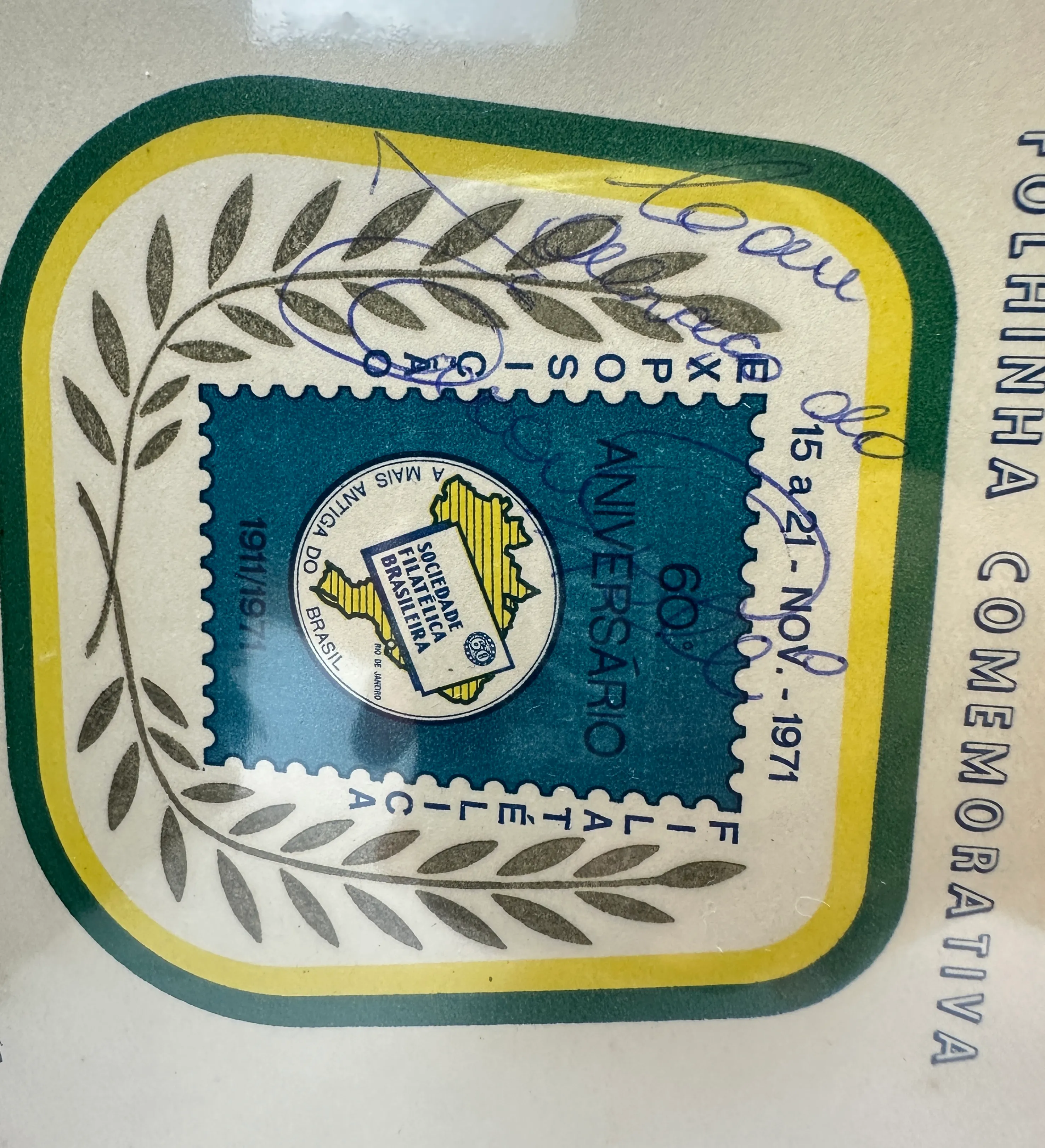Pasta com 27 paginas contendo : 65 Selos de todo mundo em homenagem ao Rei Pele + 6 Envelopes ( Incluindo um enviado a Alemanha com selo do Pele e da Rainha da Inglaterra ) + cartao postao + folhinha comemorativa do 2o. aniversario do milesimo gol - Autografado pelo Rei Pele — imagem 4 de 4