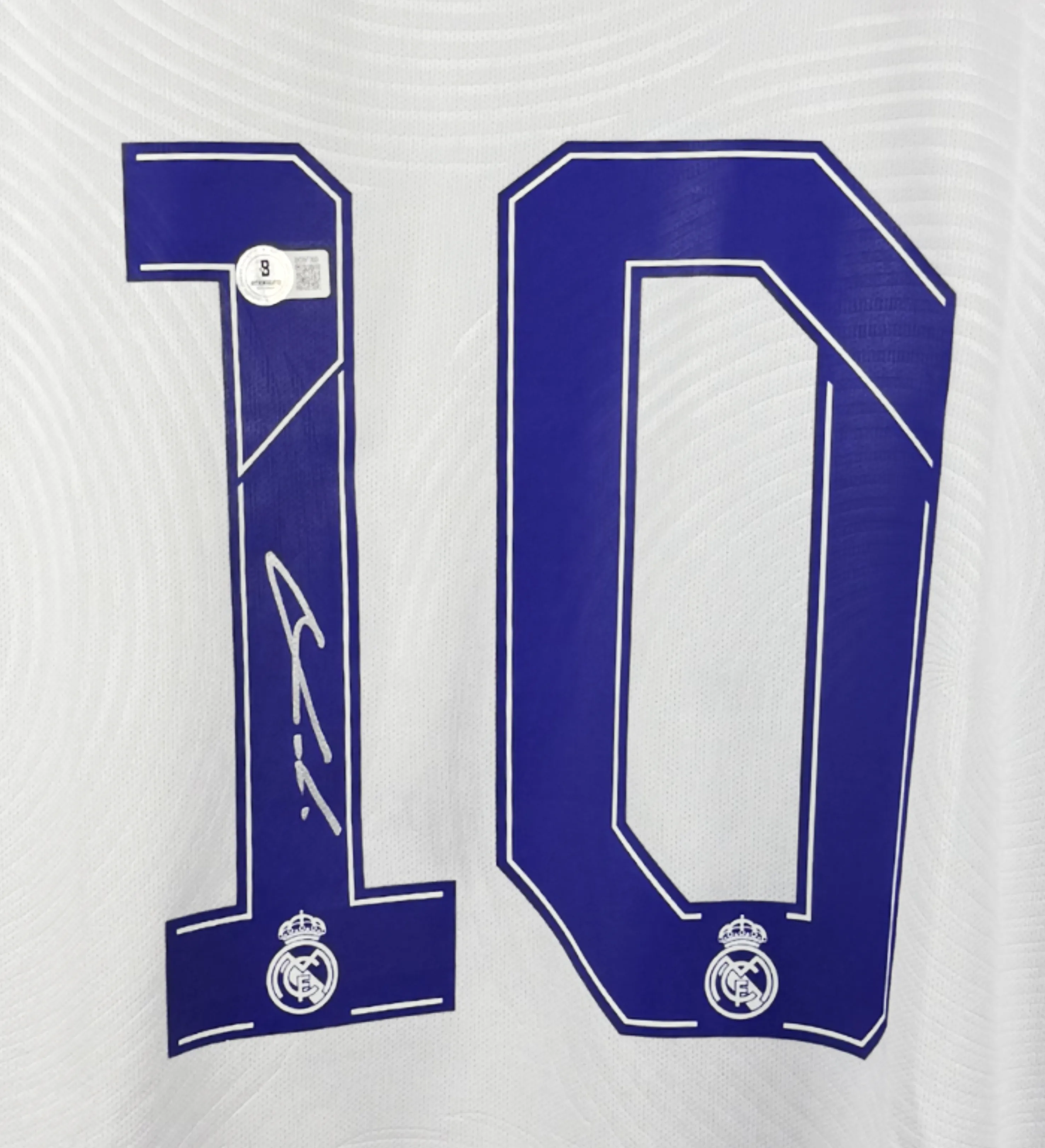 Camisa Real Madrid Retro - Modric - Temporada 2022/2023 - Autografada pelo Craque - Certificação Internacional Beckett — imagem 3 de 3
