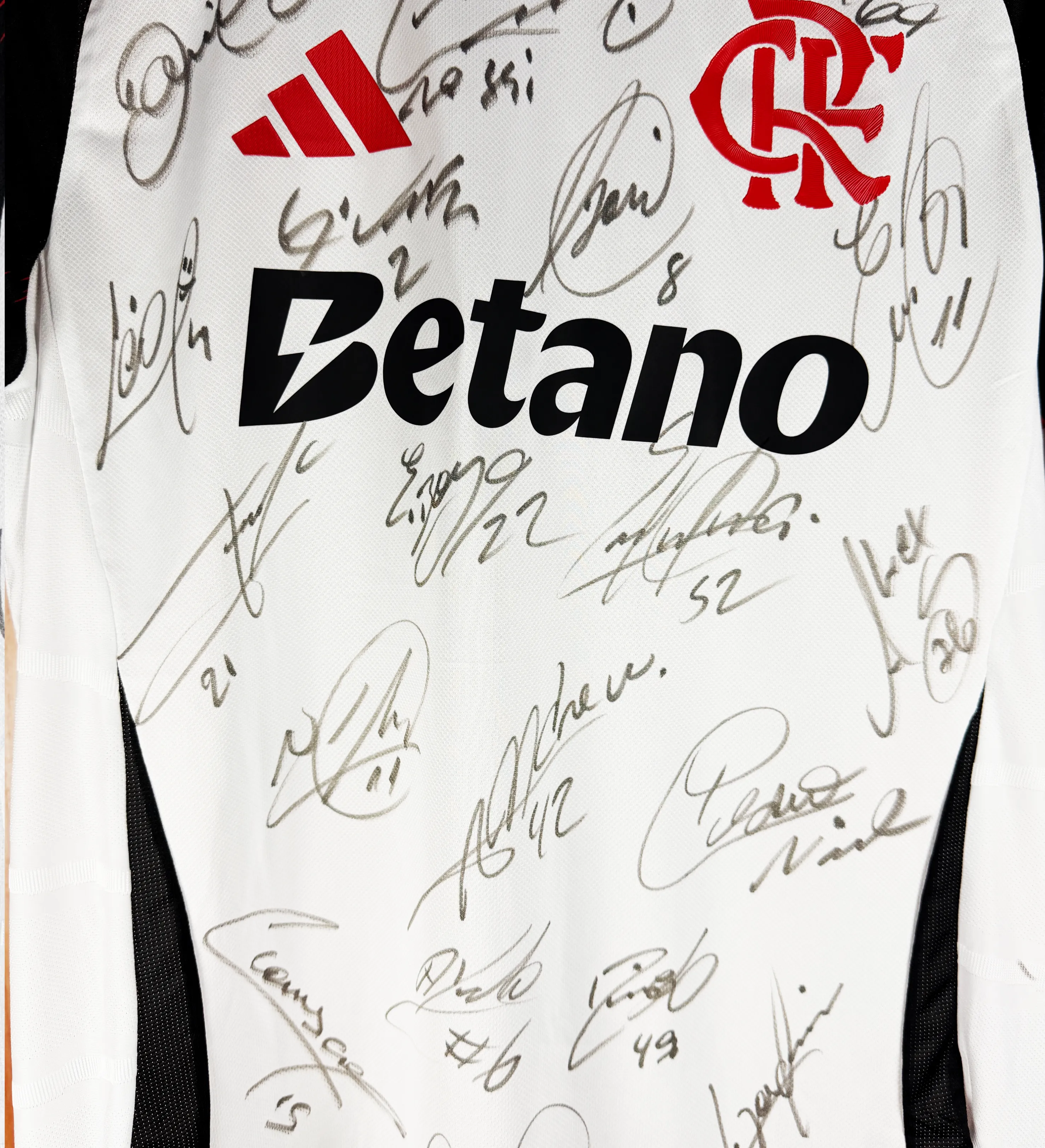 Flamengo Danilo Jersey with Painted BRB Sponsor, Signed by the Squad — imagem 3 de 3