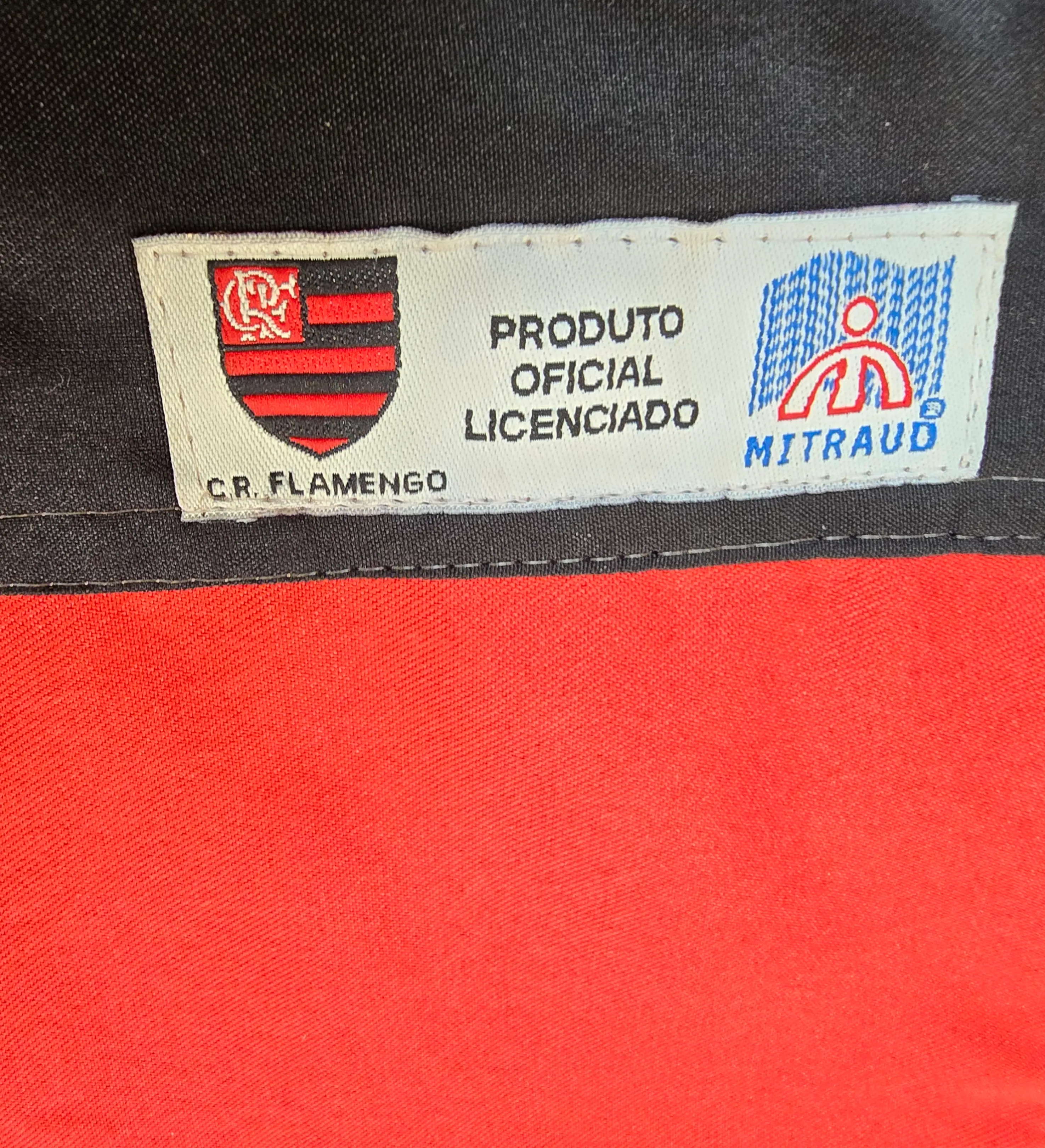 BANDERA OFICIAL FLAMENGO AUTOGRAFIADA POR ZICO. DOBLE CARA. TAMAÑO 1,30 x 0,90 m. — imagem 3 de 3