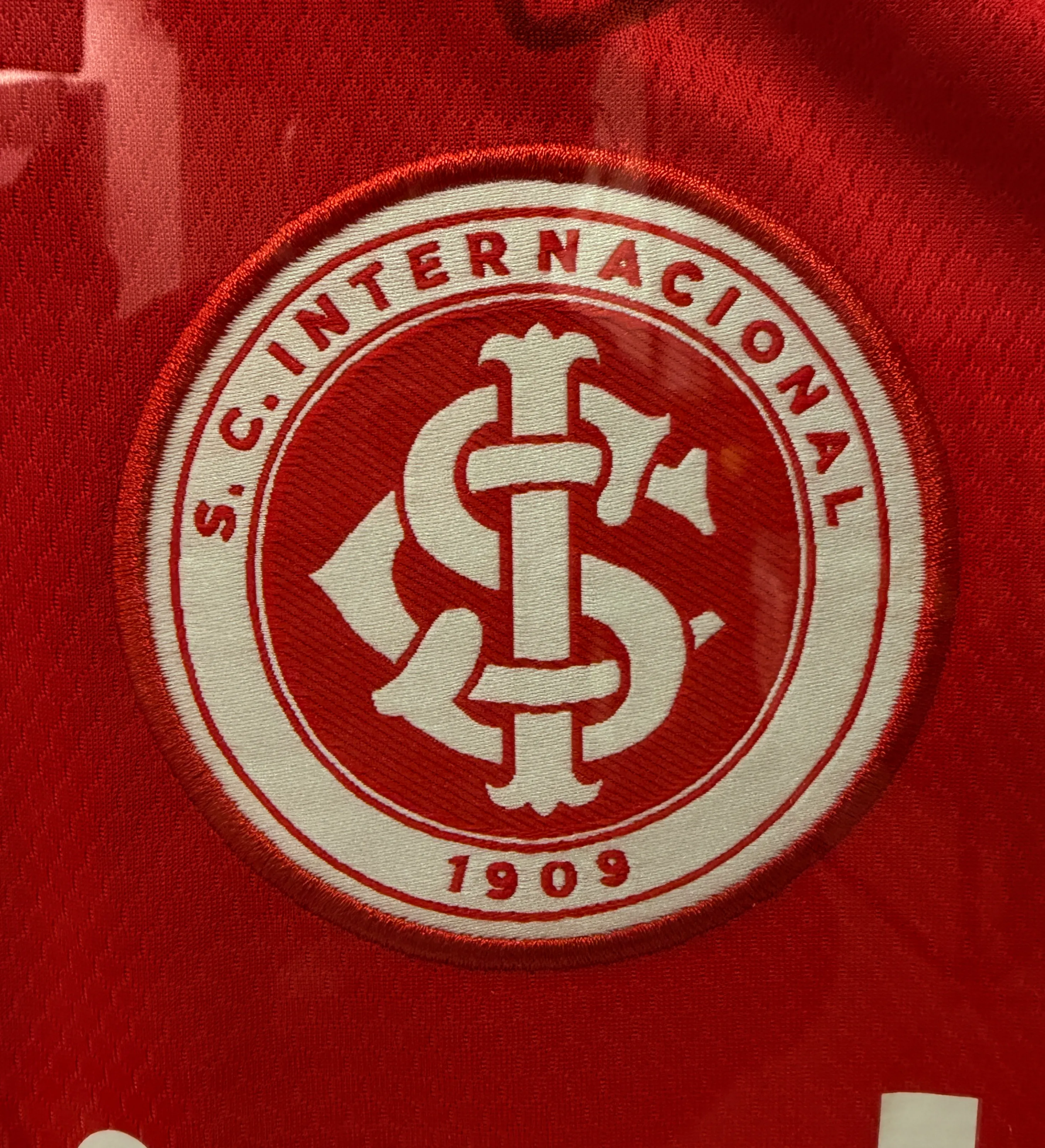 Camisa Emoldurada Internacional D'Alessandro Temporada 2020 Autografada Pelo Elenco Certificação Hall da Fama — imagem 4 de 5