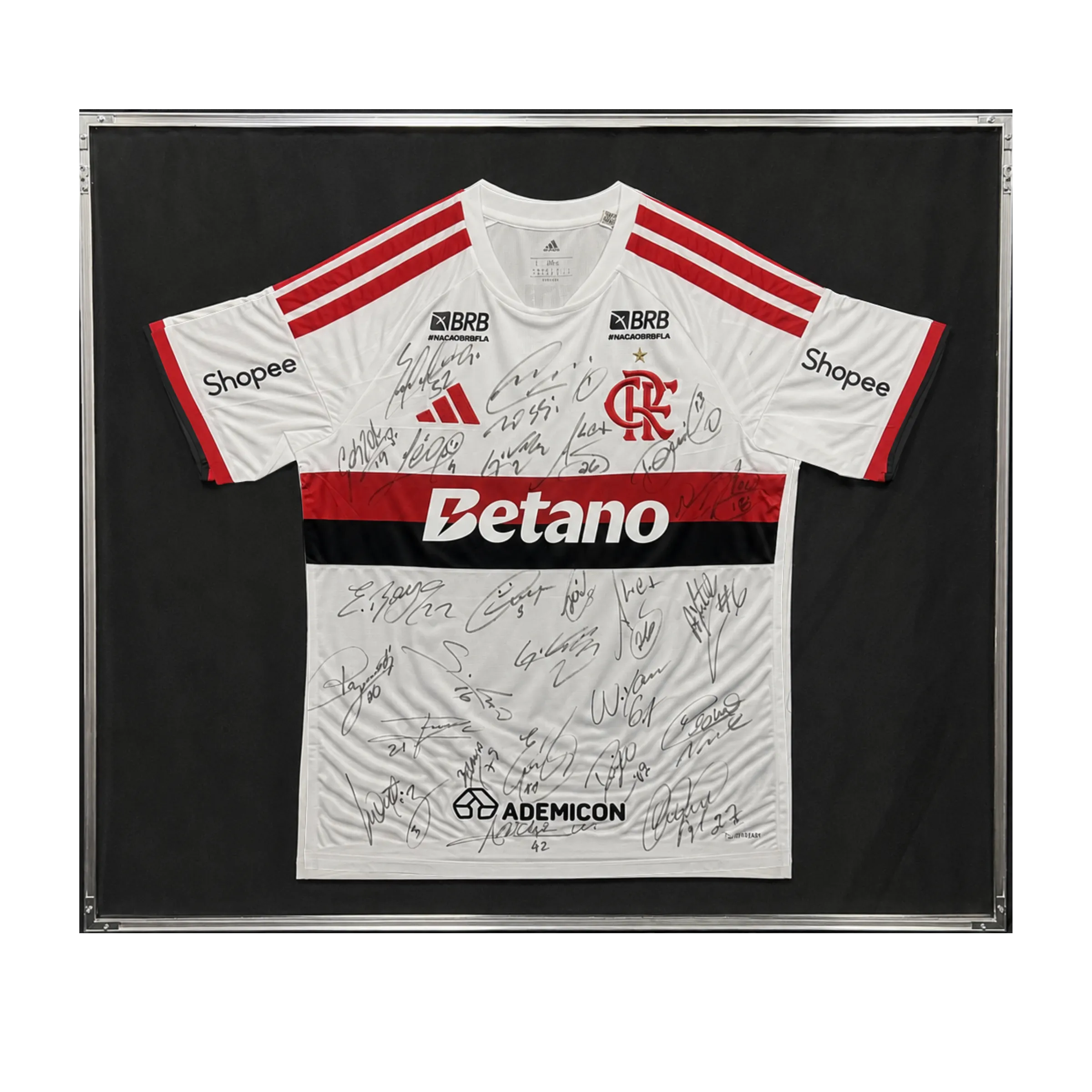 Framed Flamengo Jersey – Évertton Araújo #52 – White Edition – 2026 Season – Autographed by the Squad — imagem 1 de 4