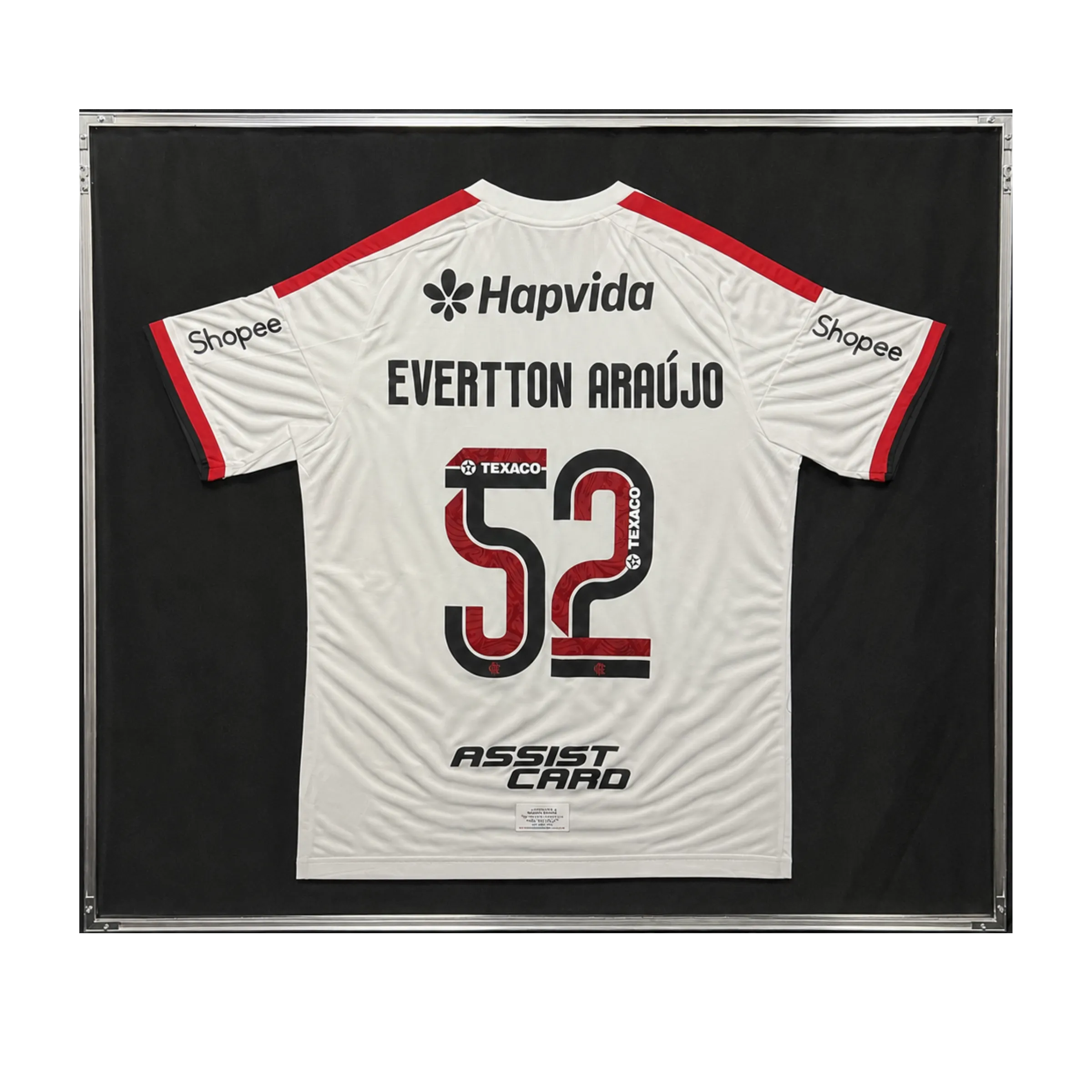 Framed Flamengo Jersey – Évertton Araújo #52 – White Edition – 2026 Season – Autographed by the Squad — imagem 2 de 4