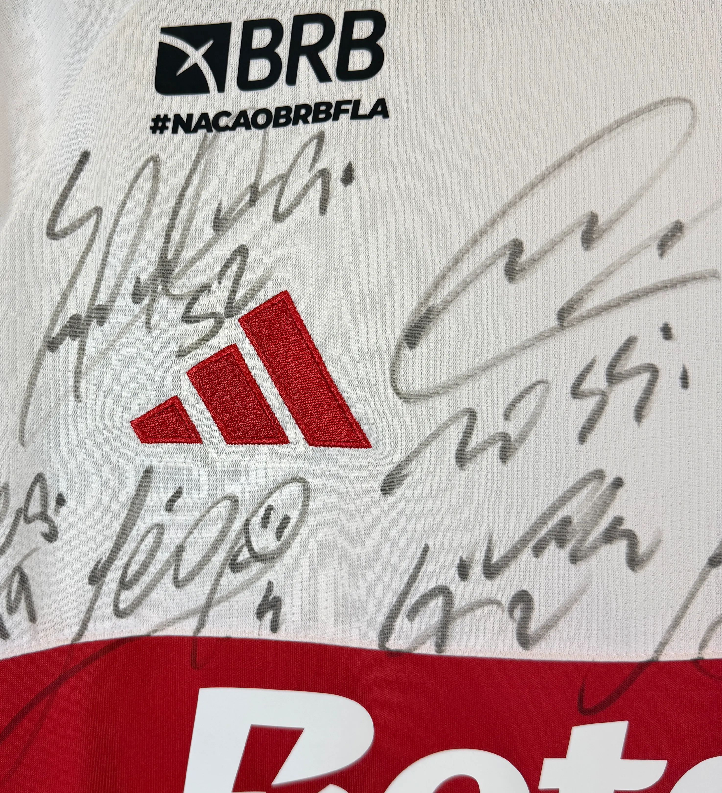 Camiseta del Flamengo Enmarcada – Évertton Araújo #52 – Modelo Blanco – Temporada 2026 – Autografiada por el Plantel — imagem 3 de 3
