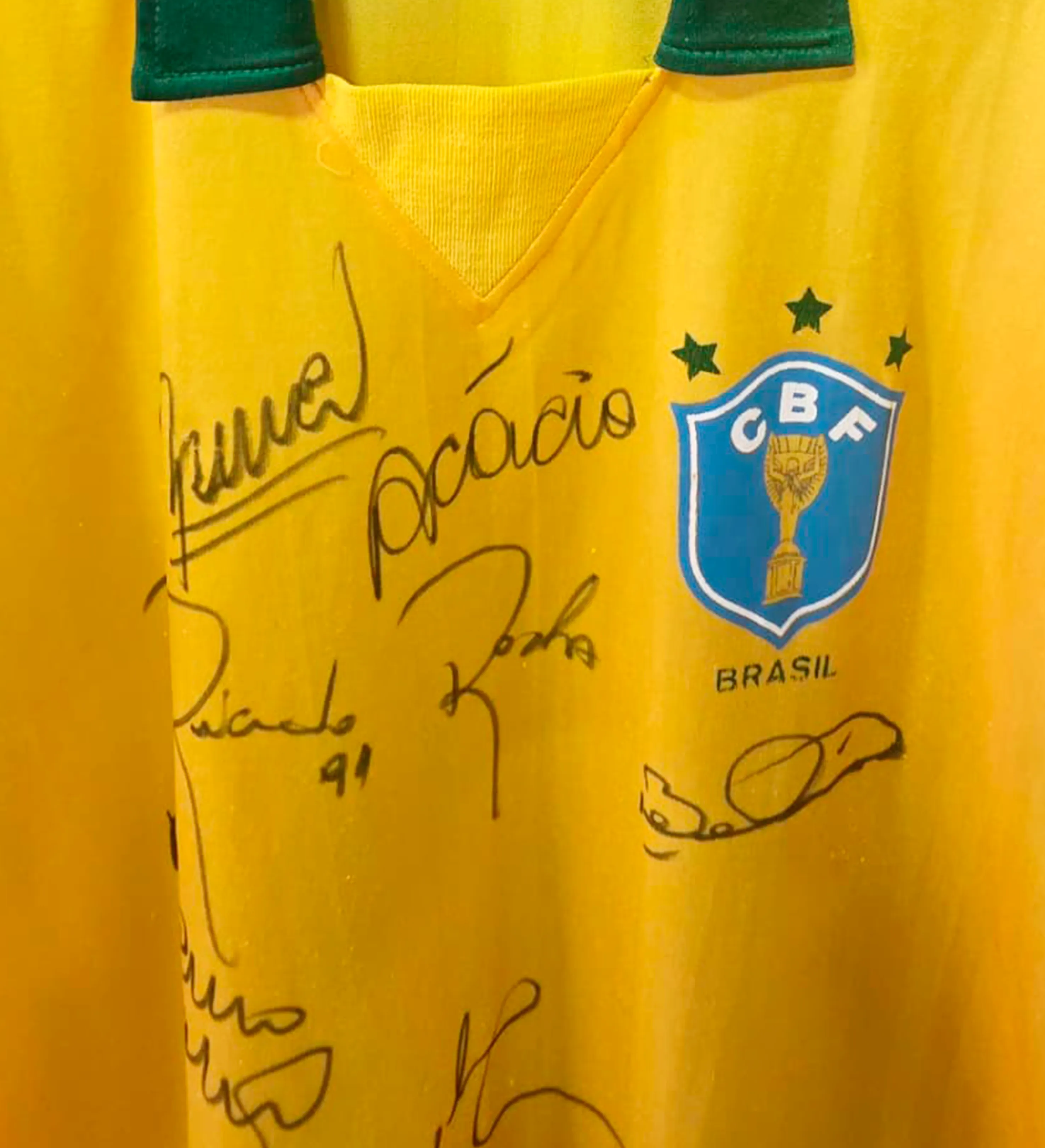 Original Brazil national football team Jersey – 1990 Season – Signed by Branco, Acácio Cordeiro Barreto, Bebeto, Ricardo Rocha, Mauro Galvão and Renato Gaúcho — imagem 3 de 3