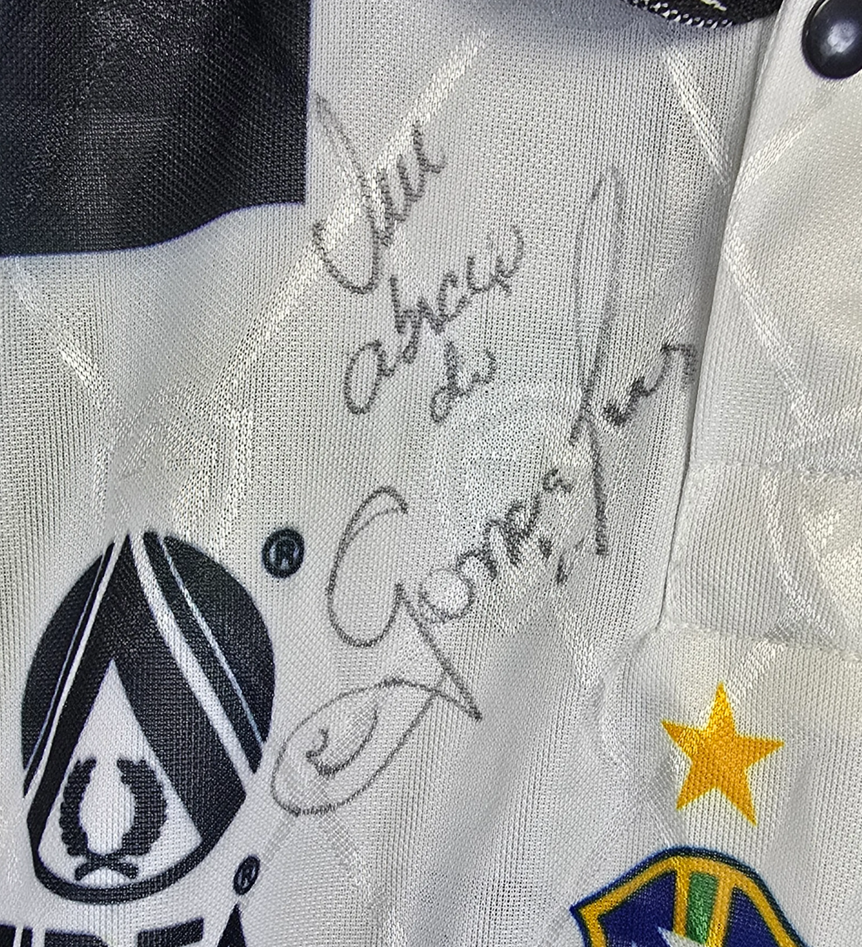 BOTAFOGO 1995/1996 MATCH JERSEY #4 PAINTED – AUTOGRAPHED BY DEFENDER GONÇALVES. WITH 1995 BRAZILIAN CHAMPION PATCH — imagem 3 de 4