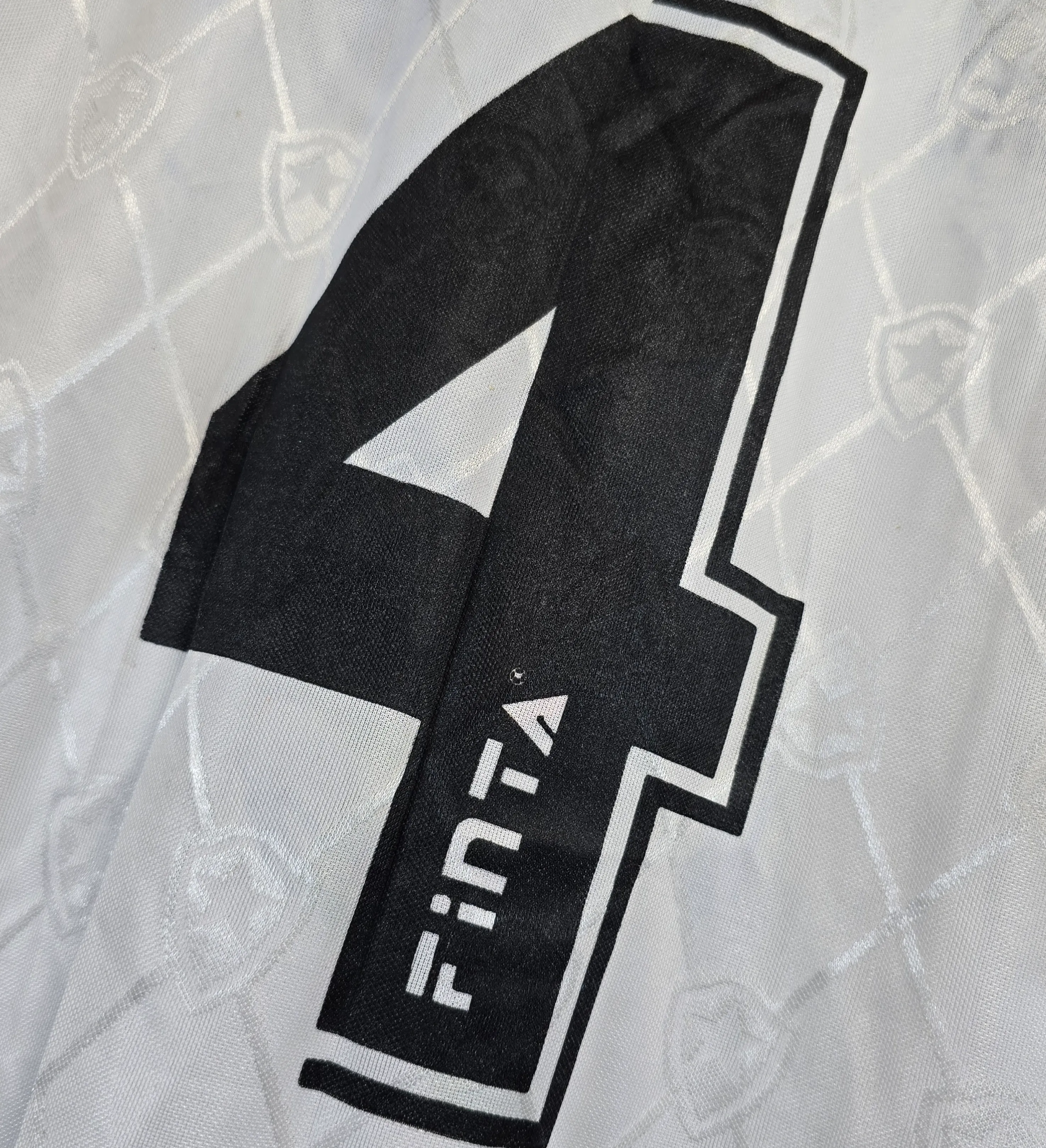 BOTAFOGO 1995/1996 MATCH JERSEY #4 PAINTED – AUTOGRAPHED BY DEFENDER GONÇALVES. WITH 1995 BRAZILIAN CHAMPION PATCH — imagem 4 de 4
