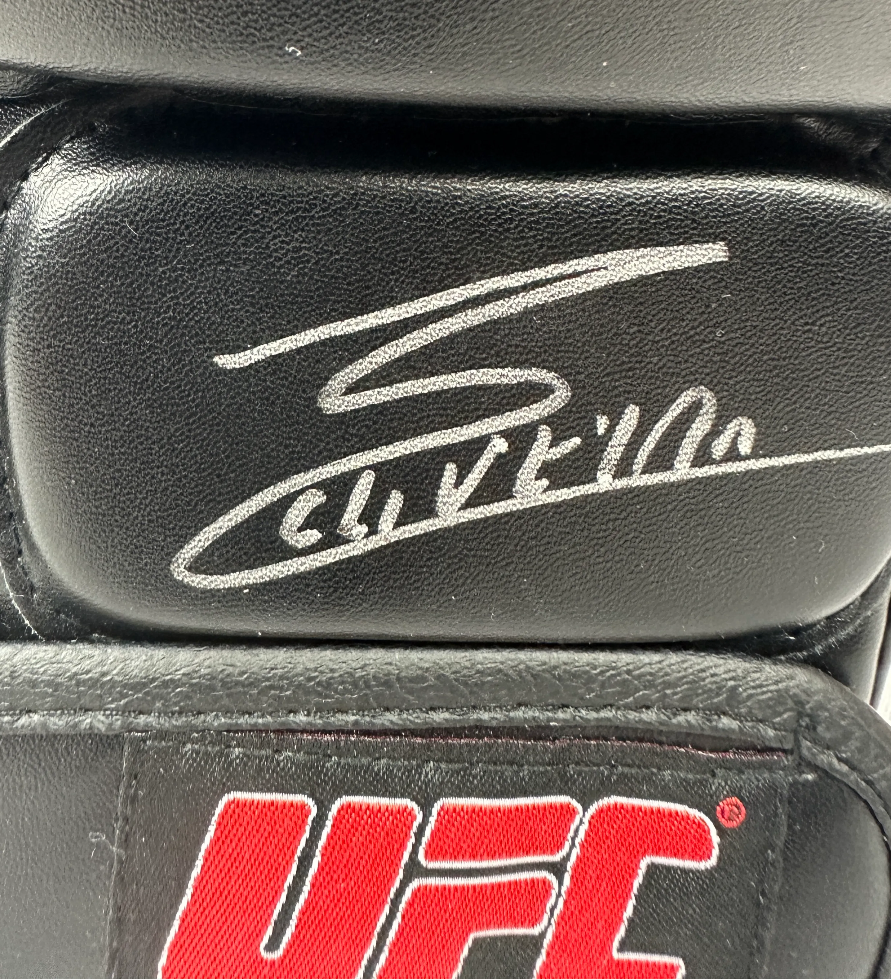 Guante Negro Autografiado por Charles Oliveira — imagem 3 de 4